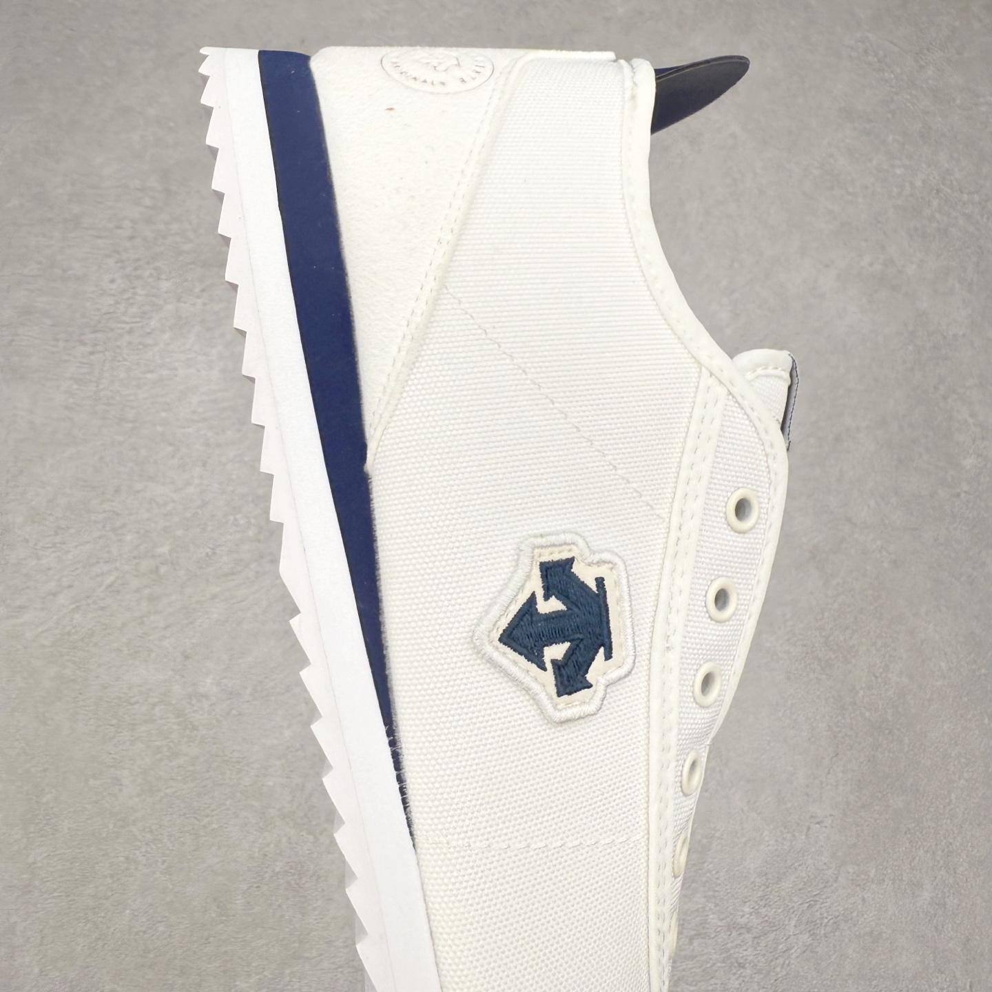 图片[6]-DESCENTE Sport Style Chron Racer迪桑特舒适百搭防滑耐磨低帮生活休闲鞋 是一款集复古与现代于一体的低帮跑步鞋 简洁的牛皮鞋面不仅彰显出时尚的质感 还适用于多种场合的穿搭 这款鞋子的透气性能极佳 轻质弹性鞋底则提供了良好的舒适度和耐磨性 使你在行走或跑步时都能感受到脚底的柔软与支撑 尺码：36 36.5 37.5 38 38.5 39 40 40.5 41 42 42.5 43 44 44.5 45-选品中心