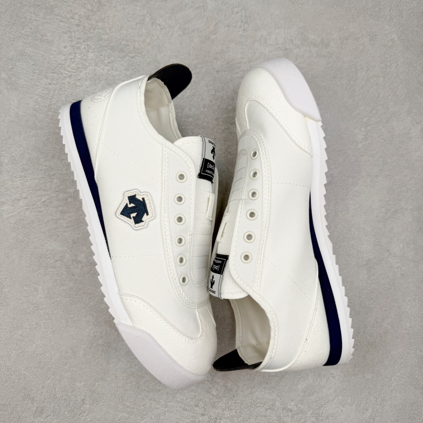 图片[3]-DESCENTE Sport Style Chron Racer迪桑特舒适百搭防滑耐磨低帮生活休闲鞋 是一款集复古与现代于一体的低帮跑步鞋 简洁的牛皮鞋面不仅彰显出时尚的质感 还适用于多种场合的穿搭 这款鞋子的透气性能极佳 轻质弹性鞋底则提供了良好的舒适度和耐磨性 使你在行走或跑步时都能感受到脚底的柔软与支撑 尺码：36 36.5 37.5 38 38.5 39 40 40.5 41 42 42.5 43 44 44.5 45-选品中心