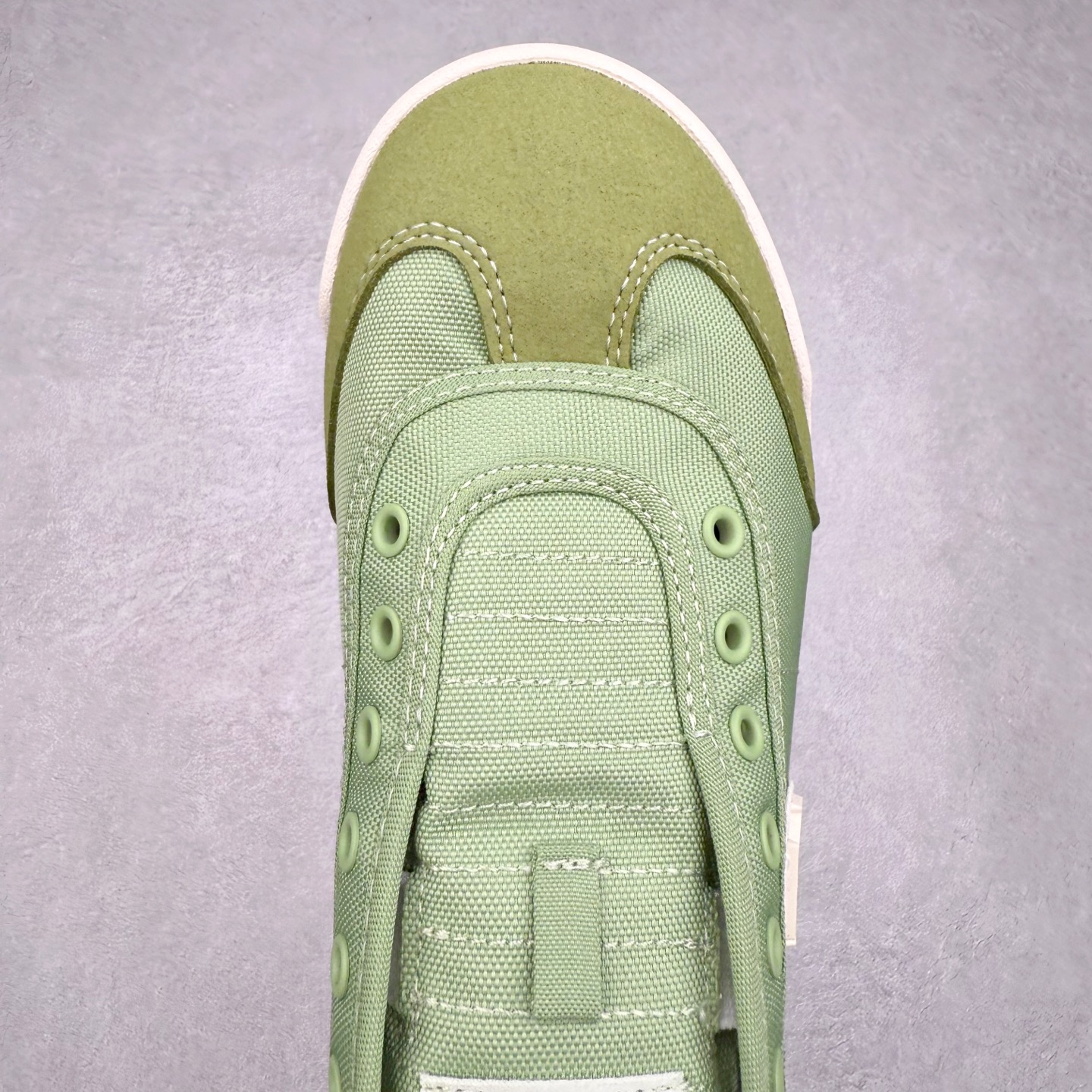 图片[4]-DESCENTE Sport Style Chron Racer迪桑特舒适百搭防滑耐磨低帮生活休闲鞋 是一款集复古与现代于一体的低帮跑步鞋 简洁的牛皮鞋面不仅彰显出时尚的质感 还适用于多种场合的穿搭 这款鞋子的透气性能极佳 轻质弹性鞋底则提供了良好的舒适度和耐磨性 使你在行走或跑步时都能感受到脚底的柔软与支撑 尺码：36 36.5 37.5 38 38.5 39 40 40.5 41 42 42.5 43 44 44.5 45-选品中心