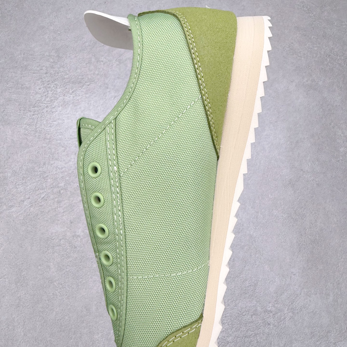 图片[7]-DESCENTE Sport Style Chron Racer迪桑特舒适百搭防滑耐磨低帮生活休闲鞋 是一款集复古与现代于一体的低帮跑步鞋 简洁的牛皮鞋面不仅彰显出时尚的质感 还适用于多种场合的穿搭 这款鞋子的透气性能极佳 轻质弹性鞋底则提供了良好的舒适度和耐磨性 使你在行走或跑步时都能感受到脚底的柔软与支撑 尺码：36 36.5 37.5 38 38.5 39 40 40.5 41 42 42.5 43 44 44.5 45-选品中心