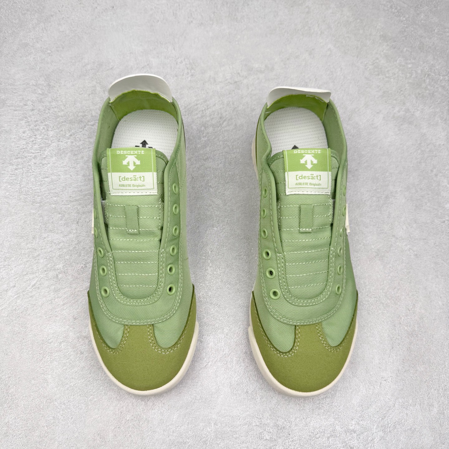 图片[2]-DESCENTE Sport Style Chron Racer迪桑特舒适百搭防滑耐磨低帮生活休闲鞋 是一款集复古与现代于一体的低帮跑步鞋 简洁的牛皮鞋面不仅彰显出时尚的质感 还适用于多种场合的穿搭 这款鞋子的透气性能极佳 轻质弹性鞋底则提供了良好的舒适度和耐磨性 使你在行走或跑步时都能感受到脚底的柔软与支撑 尺码：36 36.5 37.5 38 38.5 39 40 40.5 41 42 42.5 43 44 44.5 45-选品中心