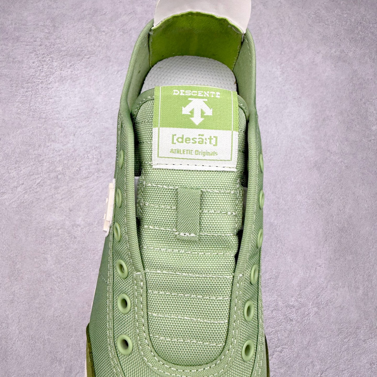 图片[5]-DESCENTE Sport Style Chron Racer迪桑特舒适百搭防滑耐磨低帮生活休闲鞋 是一款集复古与现代于一体的低帮跑步鞋 简洁的牛皮鞋面不仅彰显出时尚的质感 还适用于多种场合的穿搭 这款鞋子的透气性能极佳 轻质弹性鞋底则提供了良好的舒适度和耐磨性 使你在行走或跑步时都能感受到脚底的柔软与支撑 尺码：36 36.5 37.5 38 38.5 39 40 40.5 41 42 42.5 43 44 44.5 45-选品中心