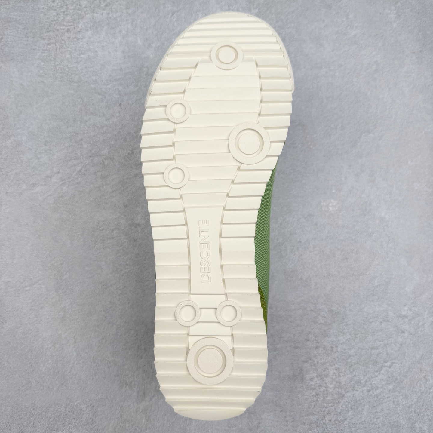 图片[9]-DESCENTE Sport Style Chron Racer迪桑特舒适百搭防滑耐磨低帮生活休闲鞋 是一款集复古与现代于一体的低帮跑步鞋 简洁的牛皮鞋面不仅彰显出时尚的质感 还适用于多种场合的穿搭 这款鞋子的透气性能极佳 轻质弹性鞋底则提供了良好的舒适度和耐磨性 使你在行走或跑步时都能感受到脚底的柔软与支撑 尺码：36 36.5 37.5 38 38.5 39 40 40.5 41 42 42.5 43 44 44.5 45-选品中心