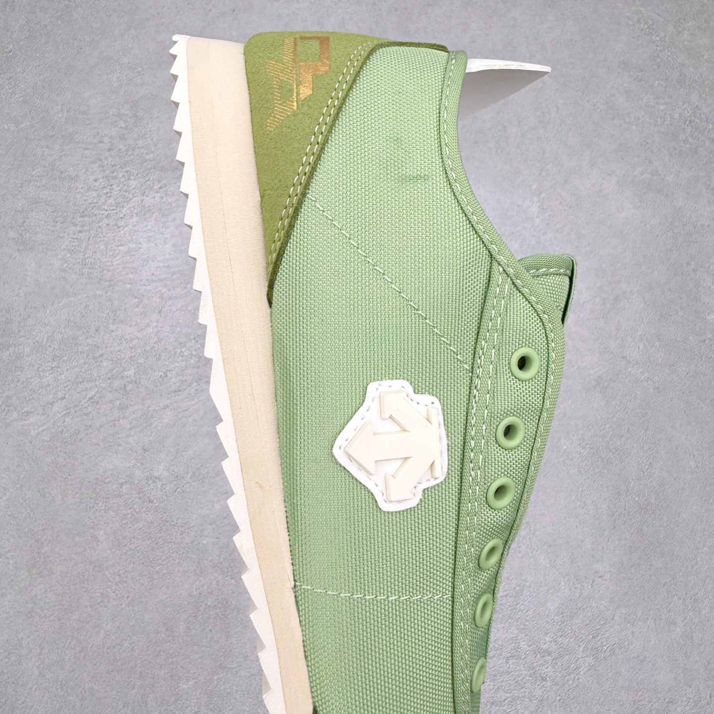 图片[6]-DESCENTE Sport Style Chron Racer迪桑特舒适百搭防滑耐磨低帮生活休闲鞋 是一款集复古与现代于一体的低帮跑步鞋 简洁的牛皮鞋面不仅彰显出时尚的质感 还适用于多种场合的穿搭 这款鞋子的透气性能极佳 轻质弹性鞋底则提供了良好的舒适度和耐磨性 使你在行走或跑步时都能感受到脚底的柔软与支撑 尺码：36 36.5 37.5 38 38.5 39 40 40.5 41 42 42.5 43 44 44.5 45-选品中心