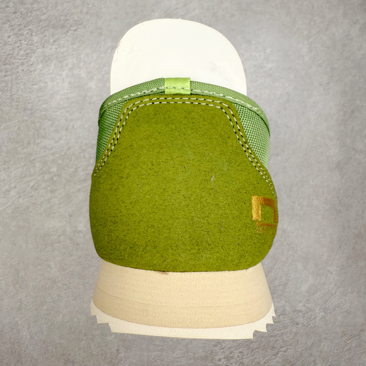 图片[8]-DESCENTE Sport Style Chron Racer迪桑特舒适百搭防滑耐磨低帮生活休闲鞋 是一款集复古与现代于一体的低帮跑步鞋 简洁的牛皮鞋面不仅彰显出时尚的质感 还适用于多种场合的穿搭 这款鞋子的透气性能极佳 轻质弹性鞋底则提供了良好的舒适度和耐磨性 使你在行走或跑步时都能感受到脚底的柔软与支撑 尺码：36 36.5 37.5 38 38.5 39 40 40.5 41 42 42.5 43 44 44.5 45-选品中心