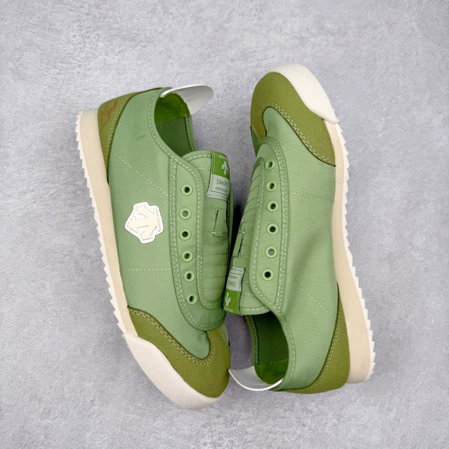 图片[3]-DESCENTE Sport Style Chron Racer迪桑特舒适百搭防滑耐磨低帮生活休闲鞋 是一款集复古与现代于一体的低帮跑步鞋 简洁的牛皮鞋面不仅彰显出时尚的质感 还适用于多种场合的穿搭 这款鞋子的透气性能极佳 轻质弹性鞋底则提供了良好的舒适度和耐磨性 使你在行走或跑步时都能感受到脚底的柔软与支撑 尺码：36 36.5 37.5 38 38.5 39 40 40.5 41 42 42.5 43 44 44.5 45-选品中心