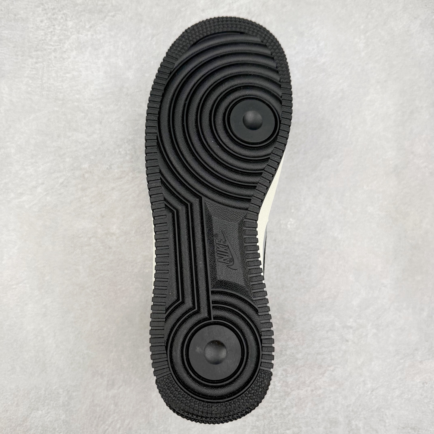 图片[9]-NK Air Force 1´07 Low 空军一号低帮百搭休闲运动板鞋 SC0601-564 柔软、弹性十足的缓震性能和出色的中底设计 横跨复古与现代的外型结合 造就出风靡全球 三十多年的Force 1 直到今天还深受青睐 实拍调校N版已经零色差零失真 百分百还原实物色彩所见即所得 不存在货不对板色差等低级问题 选购参考实物拍摄 不混卖不参货 只用心做好货严格选品 承诺混一赔十 尺码：36 36.5 37.5 38 38.5 39 40 40.5 41 42 42.5 43 44 44.5 45-选品中心