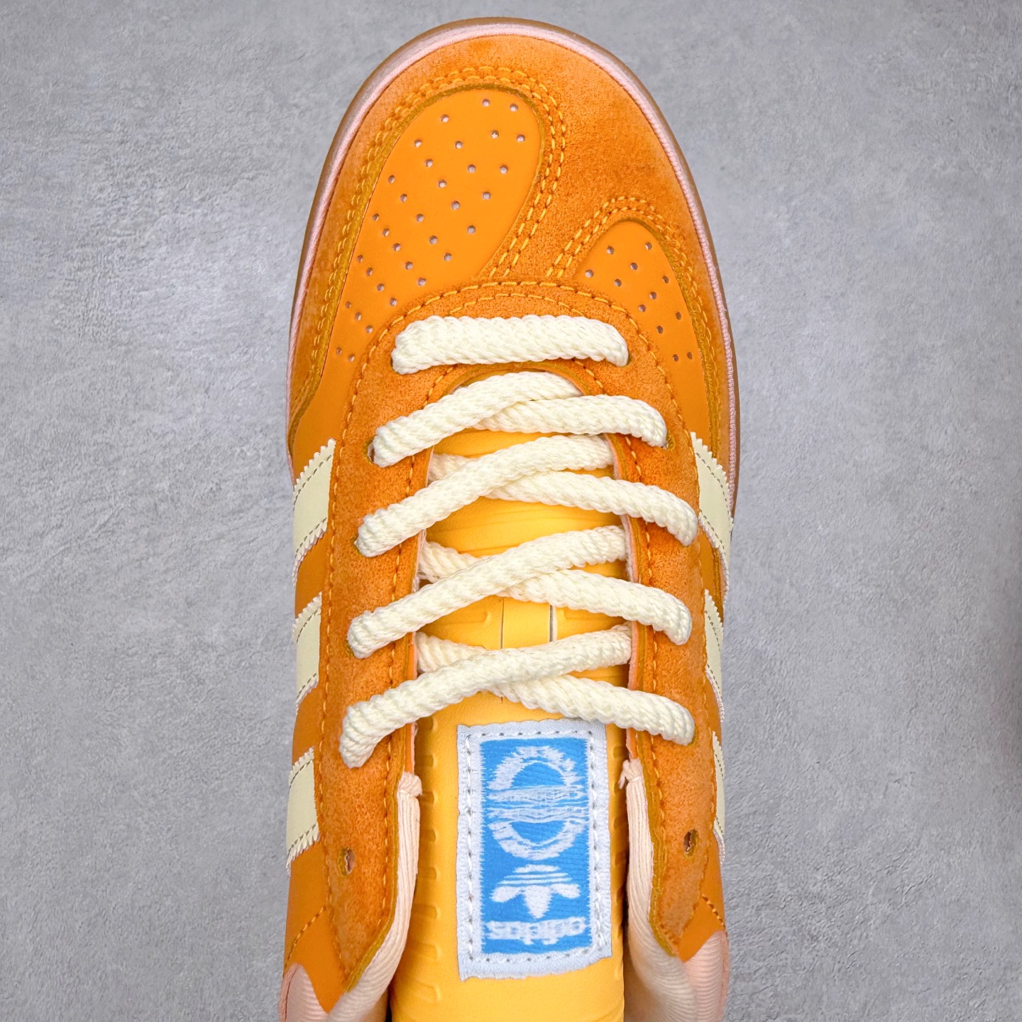 图片[4]-坏痞兔Bad Bunny x AD Gazelle Indoor Trainers 联名羚羊内训系列低帮复古百搭休闲运动德训风板鞋 JS5050 Bad Bunny本人在杂志拍摄时率先上脚带一波节奏，emm，手上拿的杂志封面还是Kylie，看来前女友和布克重新约会，这位哥也还是没放下啊…回到鞋款本身，整体选择了简约的黑白皮革搭配浅灰色长绒麂皮材质，最后以半透明生胶大底收尾，质感在线。不同于以往联名的调色盘操作，Bad Bunny对Gazelle indoor进行了加宽加厚处理，以及鞋头变形的设计，带来全新的歪头面包鞋型Gazelle。此外，鞋款标签直接呈现在后跟处，鞋侧adidas标识下方还加入了\\\”benito\\\”字样，辨识度拉满。尺码：35 36 36⅔ 37⅓ 38 38⅔ 39⅓ 40 40⅔ 41⅓ 42 42⅔ 43⅓ 44 44⅔ 45-选品中心