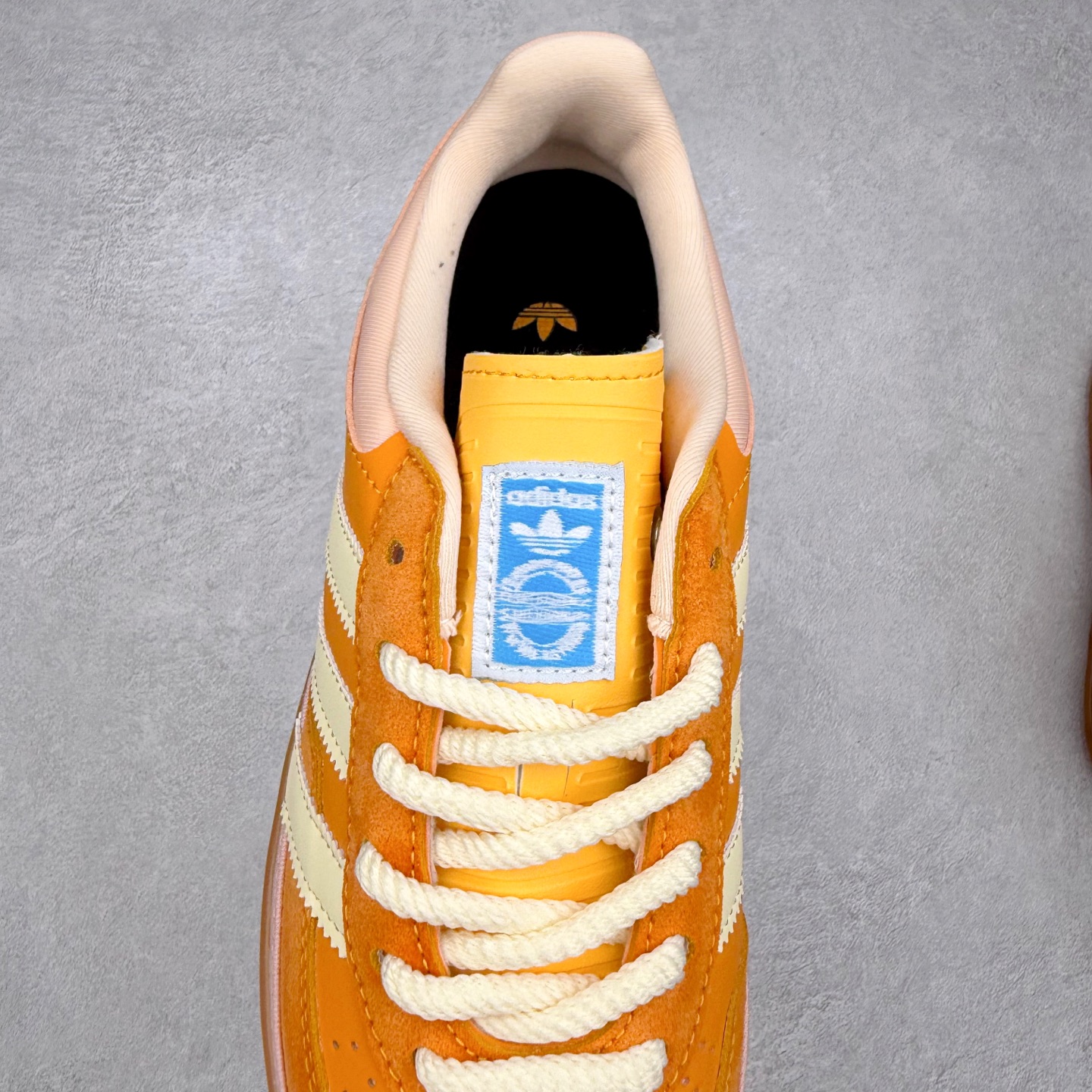 图片[5]-坏痞兔Bad Bunny x AD Gazelle Indoor Trainers 联名羚羊内训系列低帮复古百搭休闲运动德训风板鞋 JS5050 Bad Bunny本人在杂志拍摄时率先上脚带一波节奏，emm，手上拿的杂志封面还是Kylie，看来前女友和布克重新约会，这位哥也还是没放下啊…回到鞋款本身，整体选择了简约的黑白皮革搭配浅灰色长绒麂皮材质，最后以半透明生胶大底收尾，质感在线。不同于以往联名的调色盘操作，Bad Bunny对Gazelle indoor进行了加宽加厚处理，以及鞋头变形的设计，带来全新的歪头面包鞋型Gazelle。此外，鞋款标签直接呈现在后跟处，鞋侧adidas标识下方还加入了\\\”benito\\\”字样，辨识度拉满。尺码：35 36 36⅔ 37⅓ 38 38⅔ 39⅓ 40 40⅔ 41⅓ 42 42⅔ 43⅓ 44 44⅔ 45-选品中心