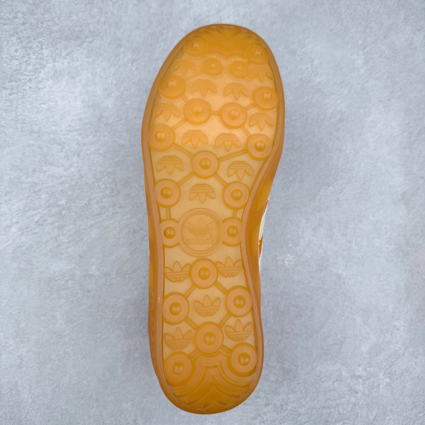 图片[9]-坏痞兔Bad Bunny x AD Gazelle Indoor Trainers 联名羚羊内训系列低帮复古百搭休闲运动德训风板鞋 JS5050 Bad Bunny本人在杂志拍摄时率先上脚带一波节奏，emm，手上拿的杂志封面还是Kylie，看来前女友和布克重新约会，这位哥也还是没放下啊…回到鞋款本身，整体选择了简约的黑白皮革搭配浅灰色长绒麂皮材质，最后以半透明生胶大底收尾，质感在线。不同于以往联名的调色盘操作，Bad Bunny对Gazelle indoor进行了加宽加厚处理，以及鞋头变形的设计，带来全新的歪头面包鞋型Gazelle。此外，鞋款标签直接呈现在后跟处，鞋侧adidas标识下方还加入了\\\”benito\\\”字样，辨识度拉满。尺码：35 36 36⅔ 37⅓ 38 38⅔ 39⅓ 40 40⅔ 41⅓ 42 42⅔ 43⅓ 44 44⅔ 45-选品中心