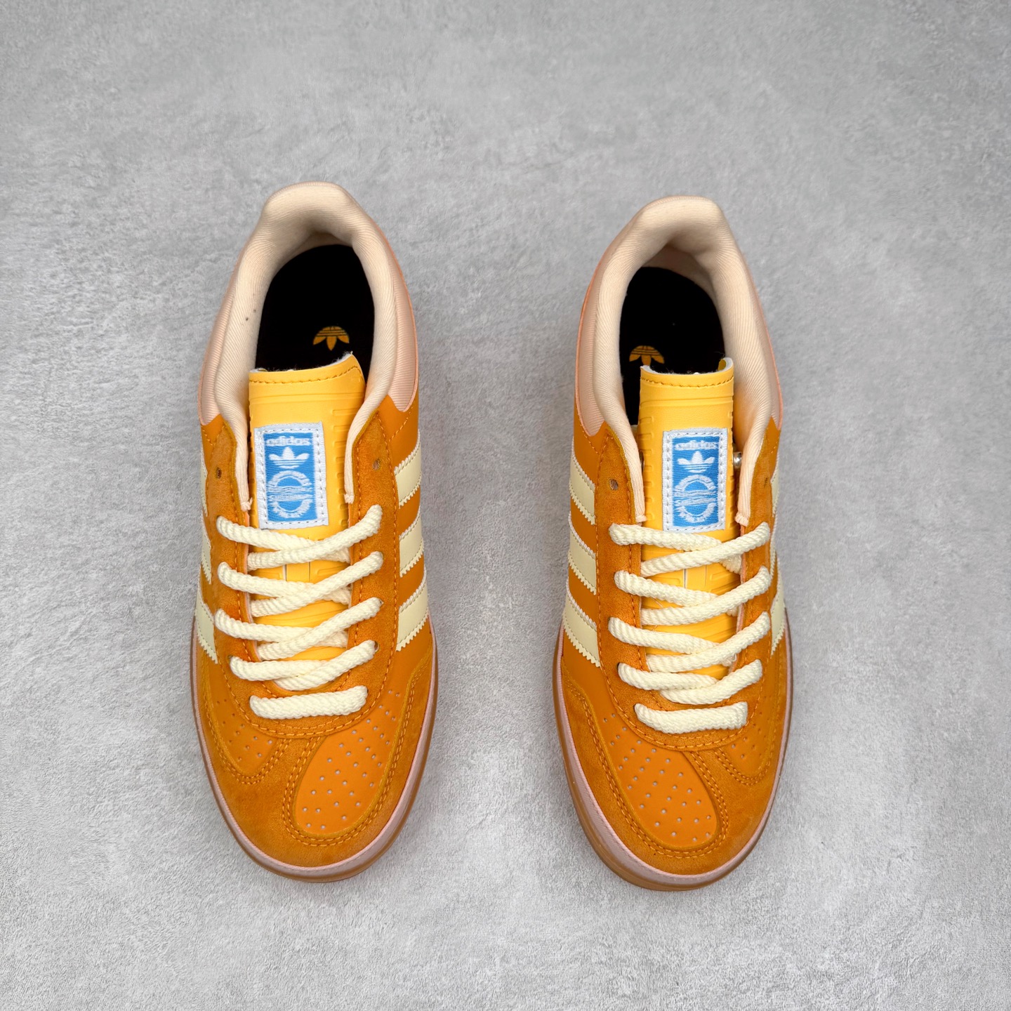 图片[2]-坏痞兔Bad Bunny x AD Gazelle Indoor Trainers 联名羚羊内训系列低帮复古百搭休闲运动德训风板鞋 JS5050 Bad Bunny本人在杂志拍摄时率先上脚带一波节奏，emm，手上拿的杂志封面还是Kylie，看来前女友和布克重新约会，这位哥也还是没放下啊…回到鞋款本身，整体选择了简约的黑白皮革搭配浅灰色长绒麂皮材质，最后以半透明生胶大底收尾，质感在线。不同于以往联名的调色盘操作，Bad Bunny对Gazelle indoor进行了加宽加厚处理，以及鞋头变形的设计，带来全新的歪头面包鞋型Gazelle。此外，鞋款标签直接呈现在后跟处，鞋侧adidas标识下方还加入了\\\”benito\\\”字样，辨识度拉满。尺码：35 36 36⅔ 37⅓ 38 38⅔ 39⅓ 40 40⅔ 41⅓ 42 42⅔ 43⅓ 44 44⅔ 45-选品中心