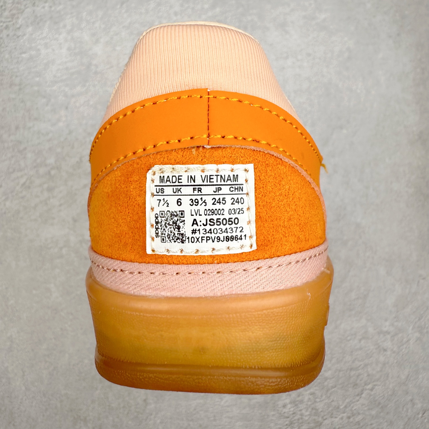 图片[8]-坏痞兔Bad Bunny x AD Gazelle Indoor Trainers 联名羚羊内训系列低帮复古百搭休闲运动德训风板鞋 JS5050 Bad Bunny本人在杂志拍摄时率先上脚带一波节奏，emm，手上拿的杂志封面还是Kylie，看来前女友和布克重新约会，这位哥也还是没放下啊…回到鞋款本身，整体选择了简约的黑白皮革搭配浅灰色长绒麂皮材质，最后以半透明生胶大底收尾，质感在线。不同于以往联名的调色盘操作，Bad Bunny对Gazelle indoor进行了加宽加厚处理，以及鞋头变形的设计，带来全新的歪头面包鞋型Gazelle。此外，鞋款标签直接呈现在后跟处，鞋侧adidas标识下方还加入了\\\”benito\\\”字样，辨识度拉满。尺码：35 36 36⅔ 37⅓ 38 38⅔ 39⅓ 40 40⅔ 41⅓ 42 42⅔ 43⅓ 44 44⅔ 45-选品中心