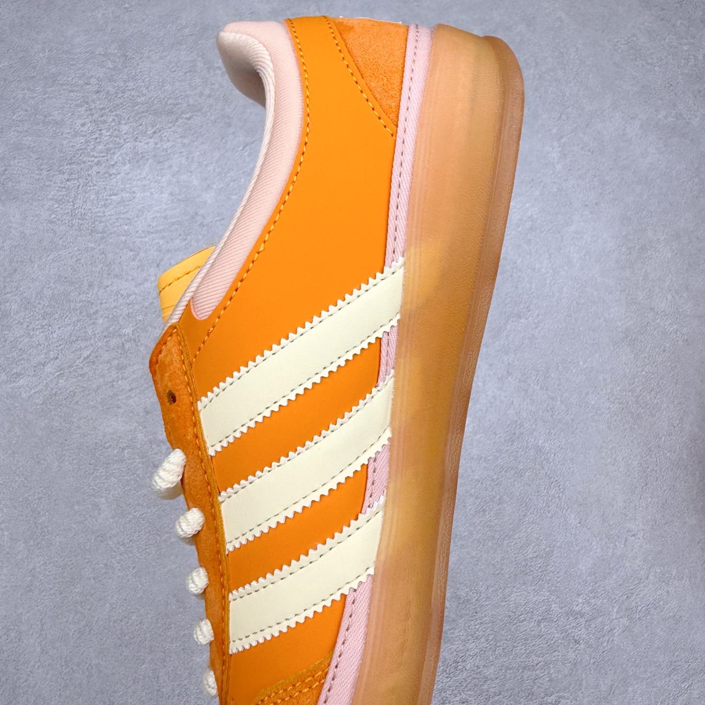 图片[7]-坏痞兔Bad Bunny x AD Gazelle Indoor Trainers 联名羚羊内训系列低帮复古百搭休闲运动德训风板鞋 JS5050 Bad Bunny本人在杂志拍摄时率先上脚带一波节奏，emm，手上拿的杂志封面还是Kylie，看来前女友和布克重新约会，这位哥也还是没放下啊…回到鞋款本身，整体选择了简约的黑白皮革搭配浅灰色长绒麂皮材质，最后以半透明生胶大底收尾，质感在线。不同于以往联名的调色盘操作，Bad Bunny对Gazelle indoor进行了加宽加厚处理，以及鞋头变形的设计，带来全新的歪头面包鞋型Gazelle。此外，鞋款标签直接呈现在后跟处，鞋侧adidas标识下方还加入了\\\”benito\\\”字样，辨识度拉满。尺码：35 36 36⅔ 37⅓ 38 38⅔ 39⅓ 40 40⅔ 41⅓ 42 42⅔ 43⅓ 44 44⅔ 45-选品中心