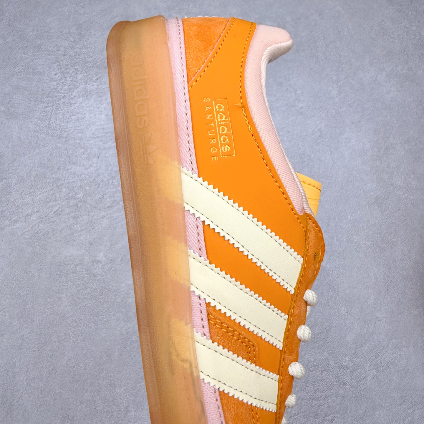 图片[6]-坏痞兔Bad Bunny x AD Gazelle Indoor Trainers 联名羚羊内训系列低帮复古百搭休闲运动德训风板鞋 JS5050 Bad Bunny本人在杂志拍摄时率先上脚带一波节奏，emm，手上拿的杂志封面还是Kylie，看来前女友和布克重新约会，这位哥也还是没放下啊…回到鞋款本身，整体选择了简约的黑白皮革搭配浅灰色长绒麂皮材质，最后以半透明生胶大底收尾，质感在线。不同于以往联名的调色盘操作，Bad Bunny对Gazelle indoor进行了加宽加厚处理，以及鞋头变形的设计，带来全新的歪头面包鞋型Gazelle。此外，鞋款标签直接呈现在后跟处，鞋侧adidas标识下方还加入了\\\”benito\\\”字样，辨识度拉满。尺码：35 36 36⅔ 37⅓ 38 38⅔ 39⅓ 40 40⅔ 41⅓ 42 42⅔ 43⅓ 44 44⅔ 45-选品中心