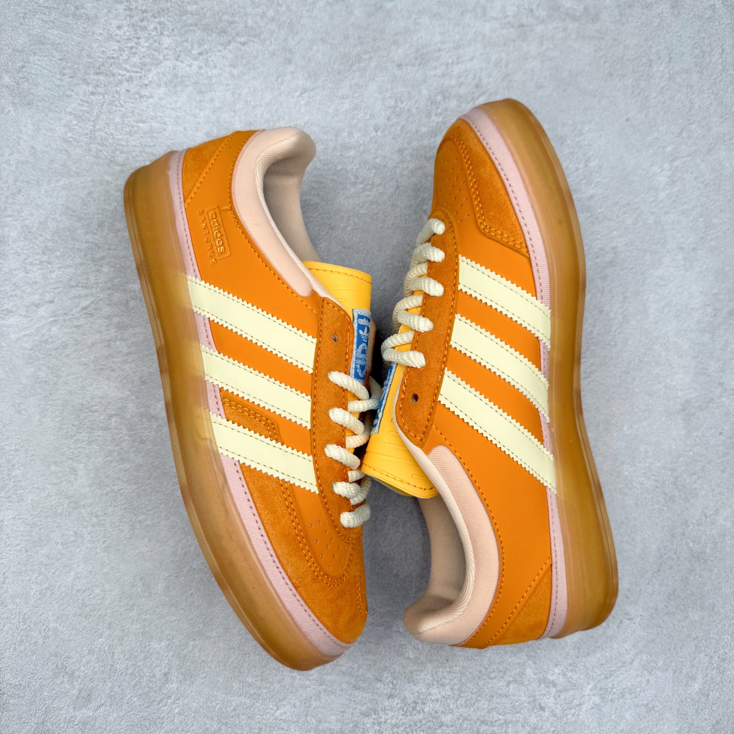 图片[3]-坏痞兔Bad Bunny x AD Gazelle Indoor Trainers 联名羚羊内训系列低帮复古百搭休闲运动德训风板鞋 JS5050 Bad Bunny本人在杂志拍摄时率先上脚带一波节奏，emm，手上拿的杂志封面还是Kylie，看来前女友和布克重新约会，这位哥也还是没放下啊…回到鞋款本身，整体选择了简约的黑白皮革搭配浅灰色长绒麂皮材质，最后以半透明生胶大底收尾，质感在线。不同于以往联名的调色盘操作，Bad Bunny对Gazelle indoor进行了加宽加厚处理，以及鞋头变形的设计，带来全新的歪头面包鞋型Gazelle。此外，鞋款标签直接呈现在后跟处，鞋侧adidas标识下方还加入了\\\”benito\\\”字样，辨识度拉满。尺码：35 36 36⅔ 37⅓ 38 38⅔ 39⅓ 40 40⅔ 41⅓ 42 42⅔ 43⅓ 44 44⅔ 45-选品中心