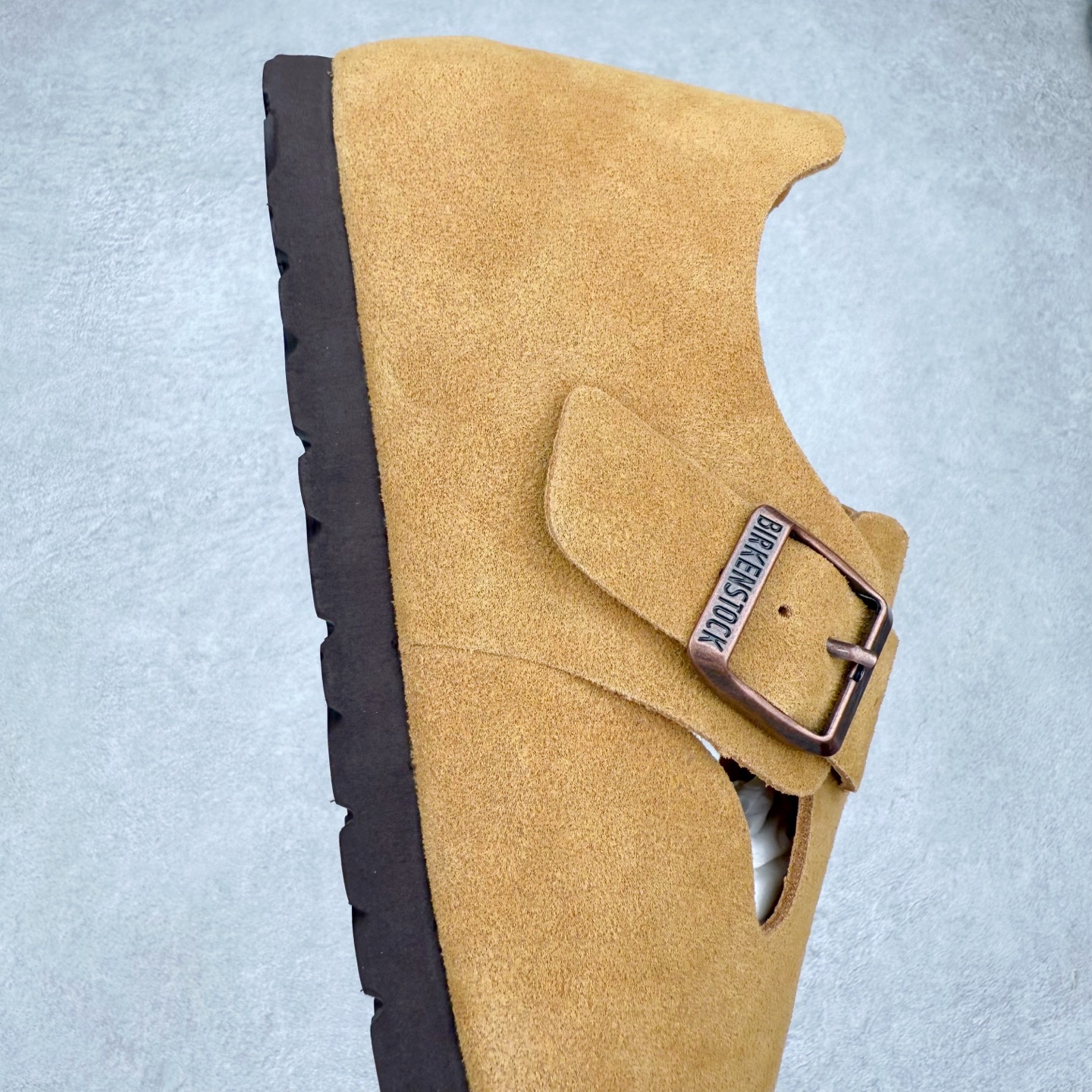 图片[6]-＃GD广顶 Birkenstock Boston VL 勃肯绒面金属针扣软木底包头凉鞋 牛皮绒面革质地柔软 搭配可调节鞋扣提升穿着舒适度 人体工学设计分散脚部压力 保护脚踝 软木乳胶鞋床具有一定的收缩性 长时间穿着后能贴合脚型 EVA鞋底回弹性和抗张性力高 具有良好的防震、缓冲性 四季皆宜 柔软的鞋床采用额外的泡沫缓冲层 提供额外的舒适感和全天支撑 全网独家首发 源于德国的严谨工艺 牛巴戎面 中层松木 EVA 三层组合大底 优质牛皮面料五金扣 出口订单 尺码：35-45-选品中心