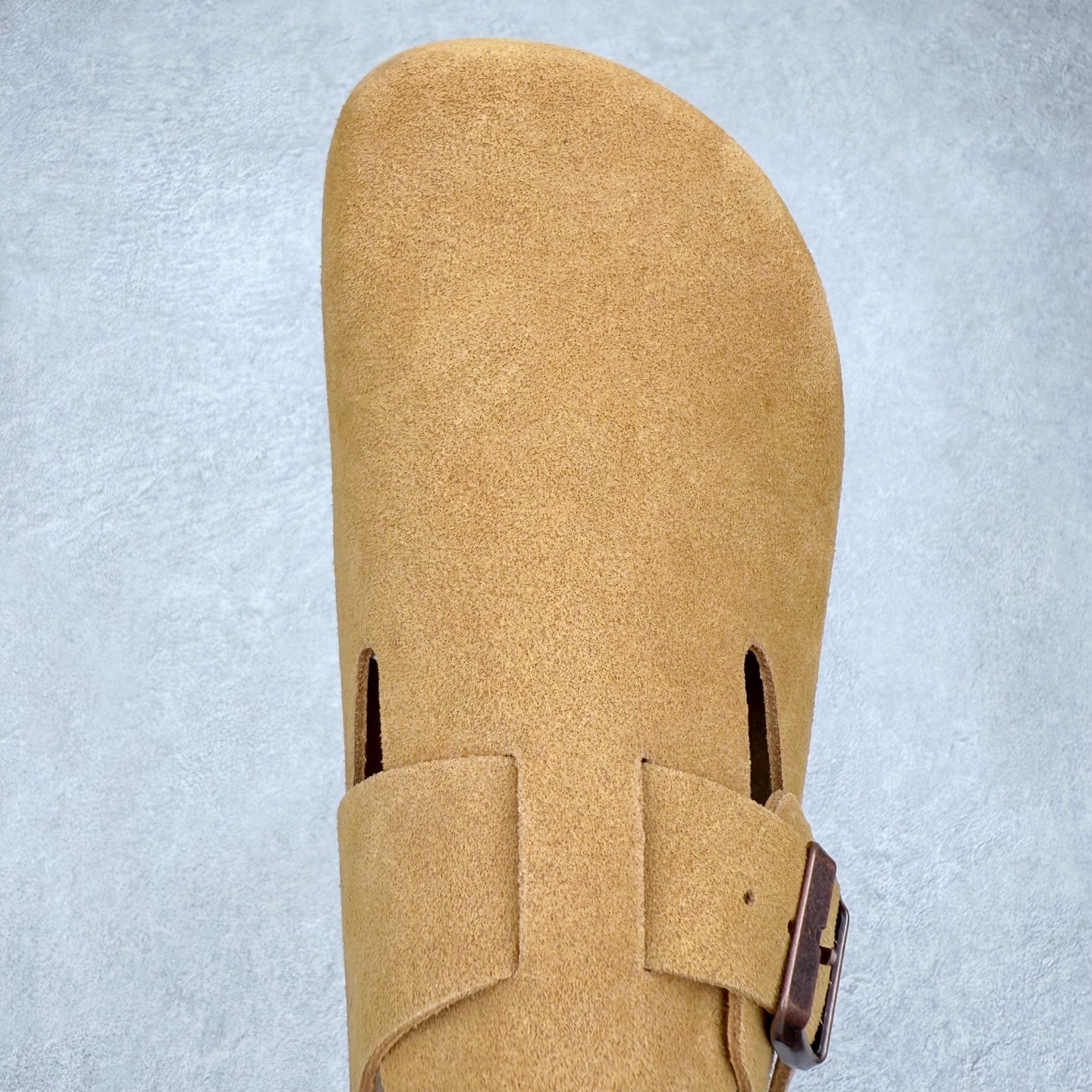 图片[4]-＃GD广顶 Birkenstock Boston VL 勃肯绒面金属针扣软木底包头凉鞋 牛皮绒面革质地柔软 搭配可调节鞋扣提升穿着舒适度 人体工学设计分散脚部压力 保护脚踝 软木乳胶鞋床具有一定的收缩性 长时间穿着后能贴合脚型 EVA鞋底回弹性和抗张性力高 具有良好的防震、缓冲性 四季皆宜 柔软的鞋床采用额外的泡沫缓冲层 提供额外的舒适感和全天支撑 全网独家首发 源于德国的严谨工艺 牛巴戎面 中层松木 EVA 三层组合大底 优质牛皮面料五金扣 出口订单 尺码：35-45-选品中心
