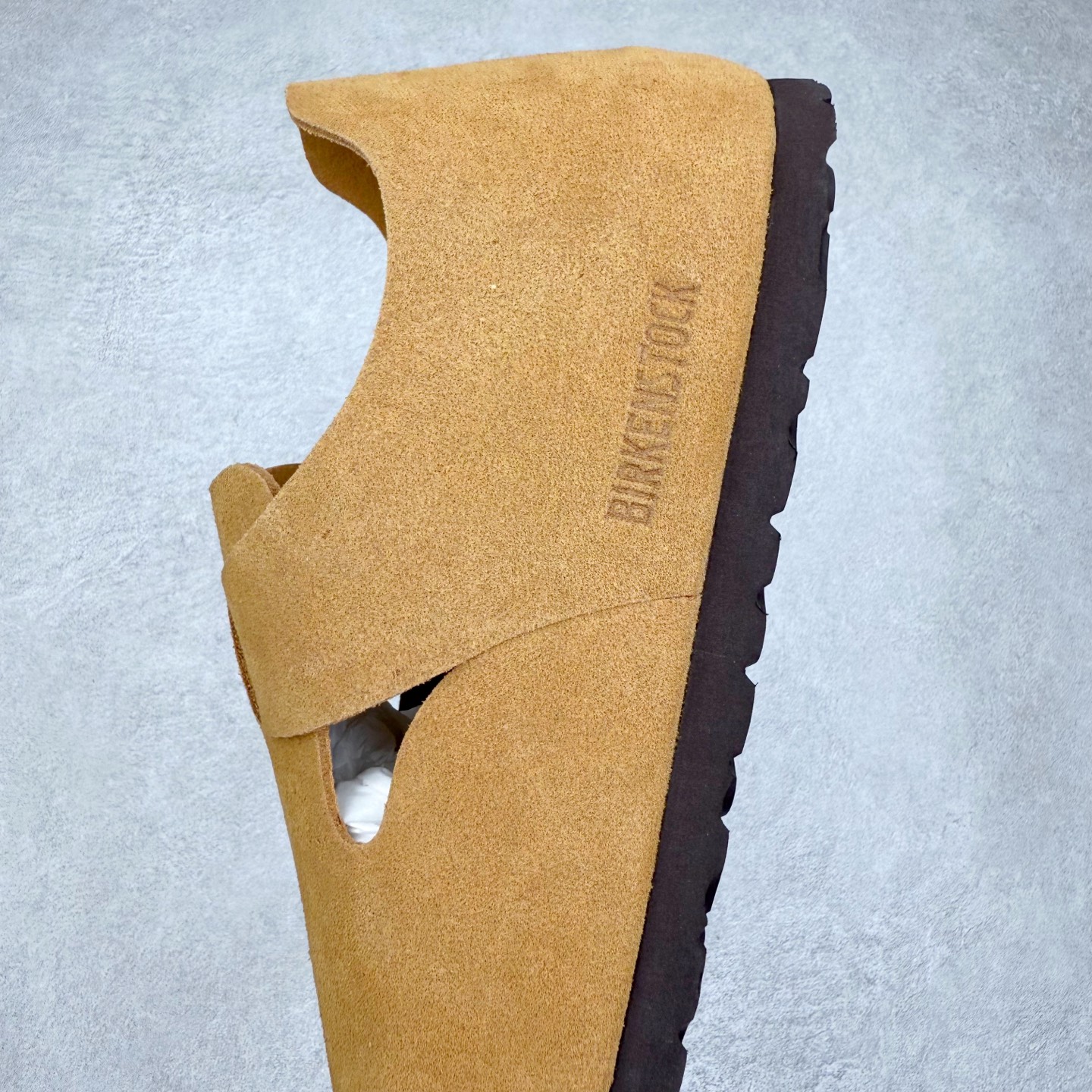 图片[7]-＃GD广顶 Birkenstock Boston VL 勃肯绒面金属针扣软木底包头凉鞋 牛皮绒面革质地柔软 搭配可调节鞋扣提升穿着舒适度 人体工学设计分散脚部压力 保护脚踝 软木乳胶鞋床具有一定的收缩性 长时间穿着后能贴合脚型 EVA鞋底回弹性和抗张性力高 具有良好的防震、缓冲性 四季皆宜 柔软的鞋床采用额外的泡沫缓冲层 提供额外的舒适感和全天支撑 全网独家首发 源于德国的严谨工艺 牛巴戎面 中层松木 EVA 三层组合大底 优质牛皮面料五金扣 出口订单 尺码：35-45-选品中心