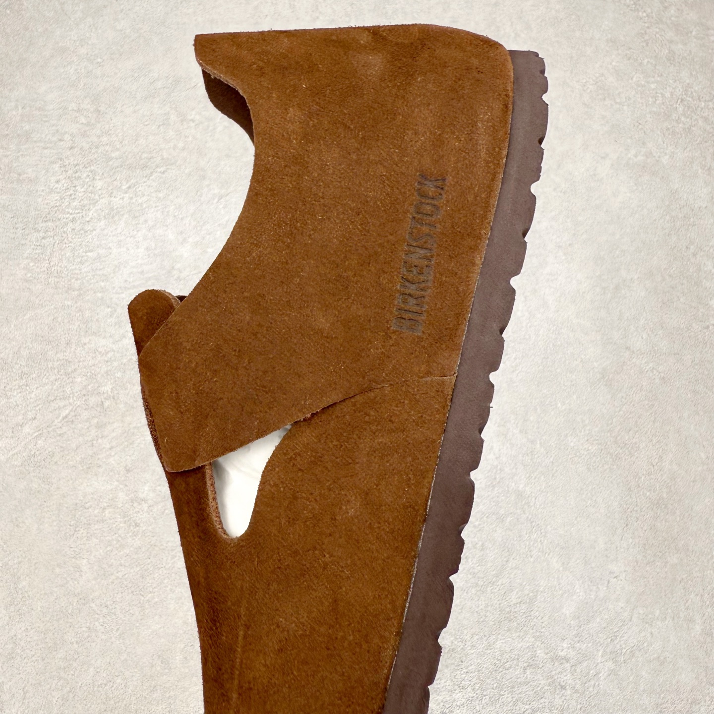 图片[7]-＃GD广顶 Birkenstock Boston VL 勃肯绒面金属针扣软木底包头凉鞋 牛皮绒面革质地柔软 搭配可调节鞋扣提升穿着舒适度 人体工学设计分散脚部压力 保护脚踝 软木乳胶鞋床具有一定的收缩性 长时间穿着后能贴合脚型 EVA鞋底回弹性和抗张性力高 具有良好的防震、缓冲性 四季皆宜 柔软的鞋床采用额外的泡沫缓冲层 提供额外的舒适感和全天支撑 全网独家首发 源于德国的严谨工艺 牛巴戎面 中层松木 EVA 三层组合大底 优质牛皮面料五金扣 出口订单 尺码：35-45-选品中心