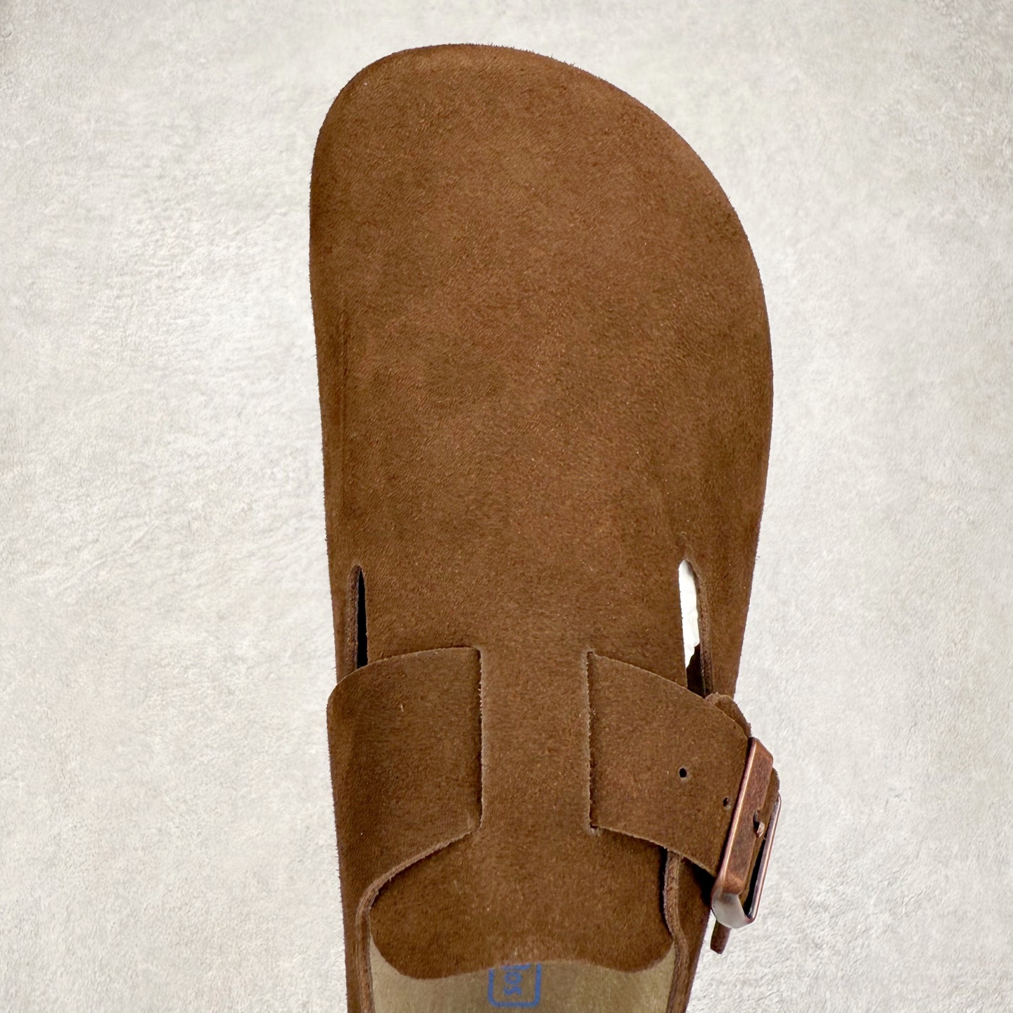 图片[4]-＃GD广顶 Birkenstock Boston VL 勃肯绒面金属针扣软木底包头凉鞋 牛皮绒面革质地柔软 搭配可调节鞋扣提升穿着舒适度 人体工学设计分散脚部压力 保护脚踝 软木乳胶鞋床具有一定的收缩性 长时间穿着后能贴合脚型 EVA鞋底回弹性和抗张性力高 具有良好的防震、缓冲性 四季皆宜 柔软的鞋床采用额外的泡沫缓冲层 提供额外的舒适感和全天支撑 全网独家首发 源于德国的严谨工艺 牛巴戎面 中层松木 EVA 三层组合大底 优质牛皮面料五金扣 出口订单 尺码：35-45-选品中心