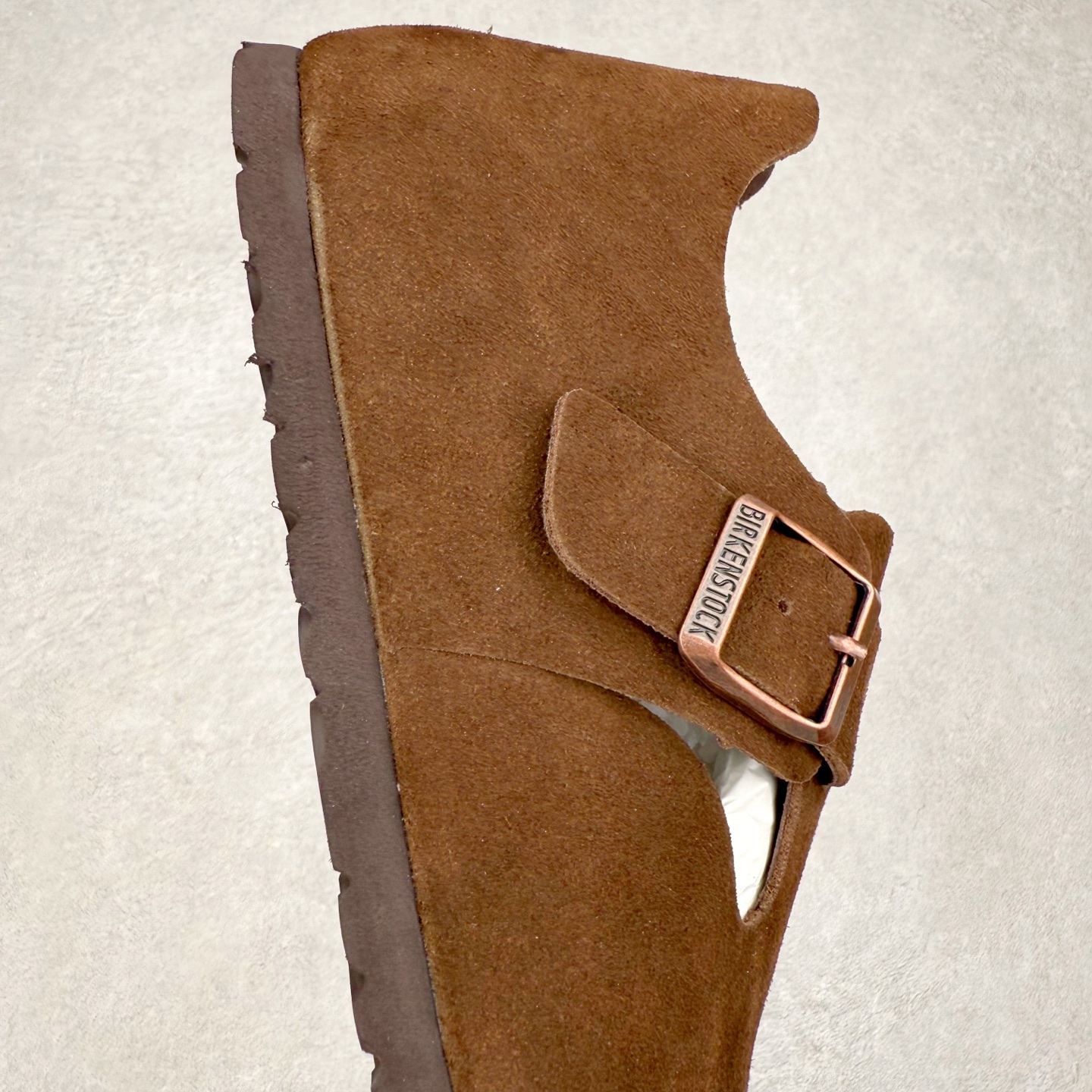 图片[6]-＃GD广顶 Birkenstock Boston VL 勃肯绒面金属针扣软木底包头凉鞋 牛皮绒面革质地柔软 搭配可调节鞋扣提升穿着舒适度 人体工学设计分散脚部压力 保护脚踝 软木乳胶鞋床具有一定的收缩性 长时间穿着后能贴合脚型 EVA鞋底回弹性和抗张性力高 具有良好的防震、缓冲性 四季皆宜 柔软的鞋床采用额外的泡沫缓冲层 提供额外的舒适感和全天支撑 全网独家首发 源于德国的严谨工艺 牛巴戎面 中层松木 EVA 三层组合大底 优质牛皮面料五金扣 出口订单 尺码：35-45-选品中心