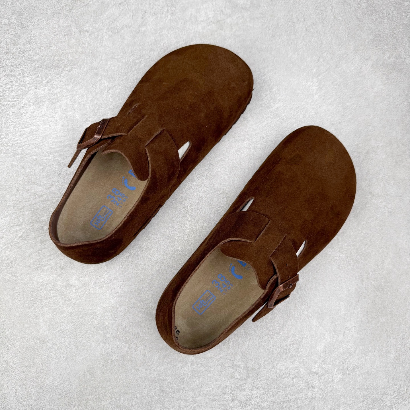 图片[3]-＃GD广顶 Birkenstock Boston VL 勃肯绒面金属针扣软木底包头凉鞋 牛皮绒面革质地柔软 搭配可调节鞋扣提升穿着舒适度 人体工学设计分散脚部压力 保护脚踝 软木乳胶鞋床具有一定的收缩性 长时间穿着后能贴合脚型 EVA鞋底回弹性和抗张性力高 具有良好的防震、缓冲性 四季皆宜 柔软的鞋床采用额外的泡沫缓冲层 提供额外的舒适感和全天支撑 全网独家首发 源于德国的严谨工艺 牛巴戎面 中层松木 EVA 三层组合大底 优质牛皮面料五金扣 出口订单 尺码：35-45-选品中心