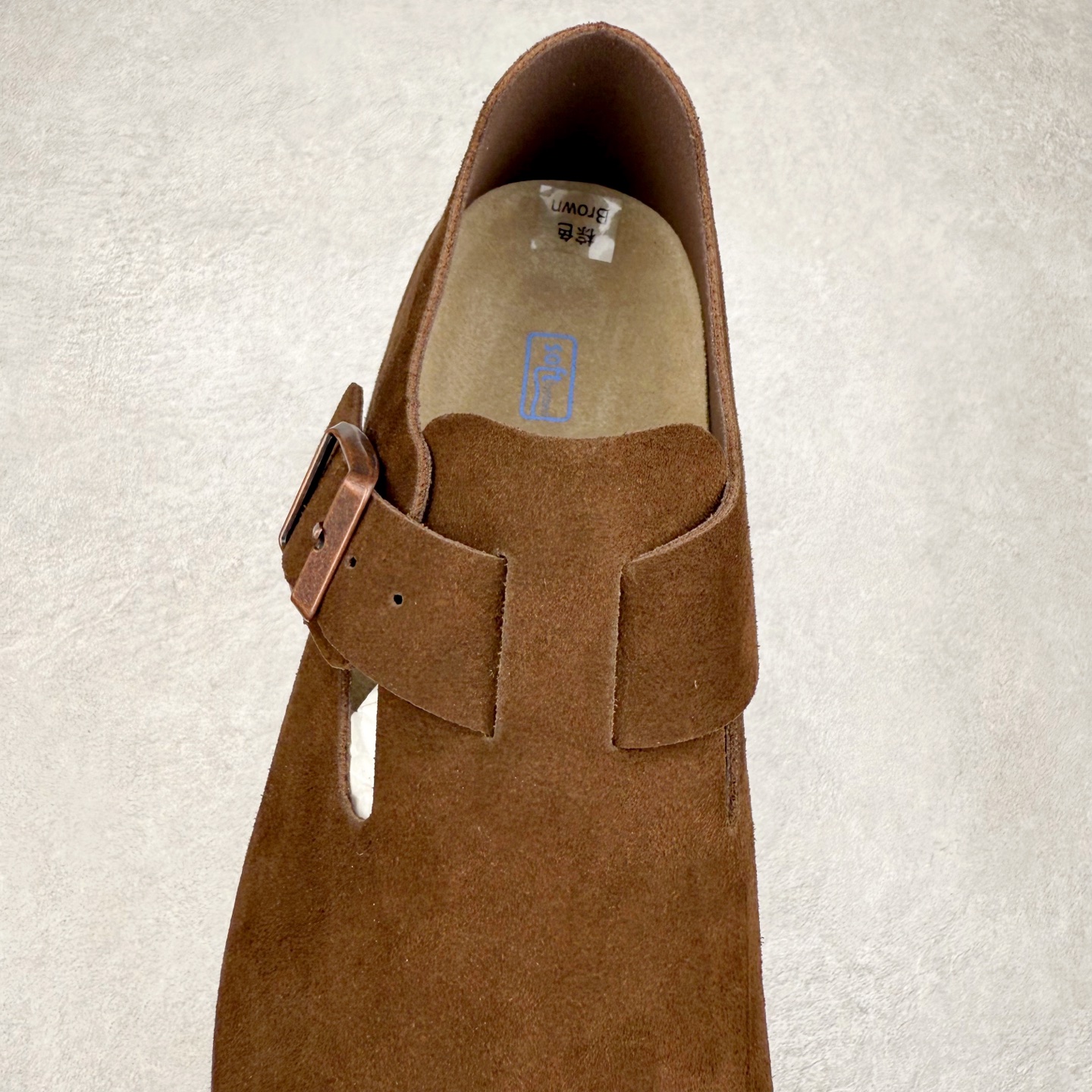 图片[5]-＃GD广顶 Birkenstock Boston VL 勃肯绒面金属针扣软木底包头凉鞋 牛皮绒面革质地柔软 搭配可调节鞋扣提升穿着舒适度 人体工学设计分散脚部压力 保护脚踝 软木乳胶鞋床具有一定的收缩性 长时间穿着后能贴合脚型 EVA鞋底回弹性和抗张性力高 具有良好的防震、缓冲性 四季皆宜 柔软的鞋床采用额外的泡沫缓冲层 提供额外的舒适感和全天支撑 全网独家首发 源于德国的严谨工艺 牛巴戎面 中层松木 EVA 三层组合大底 优质牛皮面料五金扣 出口订单 尺码：35-45-选品中心