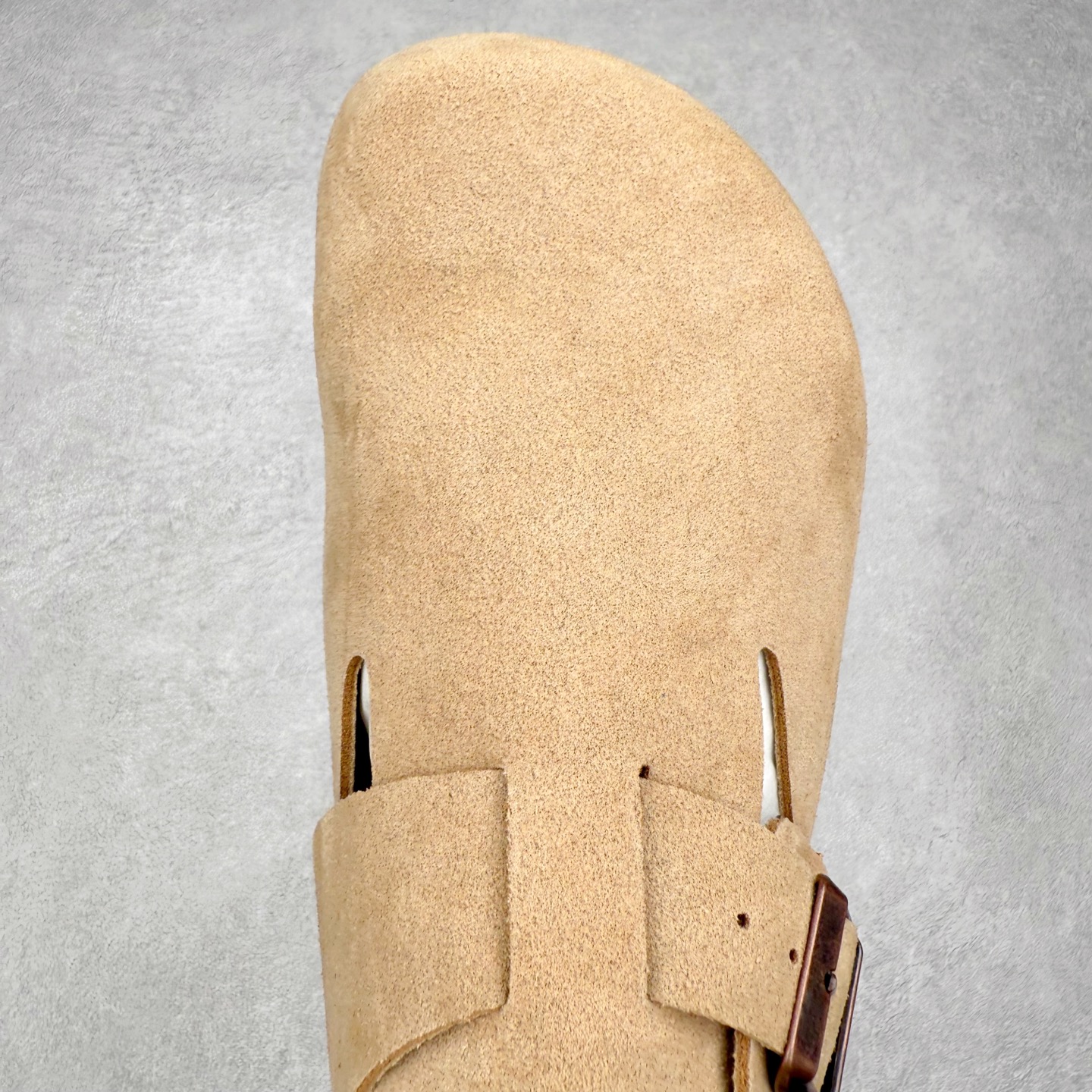 图片[4]-＃GD广顶 Birkenstock Boston VL 勃肯绒面金属针扣软木底包头凉鞋 牛皮绒面革质地柔软 搭配可调节鞋扣提升穿着舒适度 人体工学设计分散脚部压力 保护脚踝 软木乳胶鞋床具有一定的收缩性 长时间穿着后能贴合脚型 EVA鞋底回弹性和抗张性力高 具有良好的防震、缓冲性 四季皆宜 柔软的鞋床采用额外的泡沫缓冲层 提供额外的舒适感和全天支撑 全网独家首发 源于德国的严谨工艺 牛巴戎面 中层松木 EVA 三层组合大底 优质牛皮面料五金扣 出口订单 尺码：35-45-选品中心