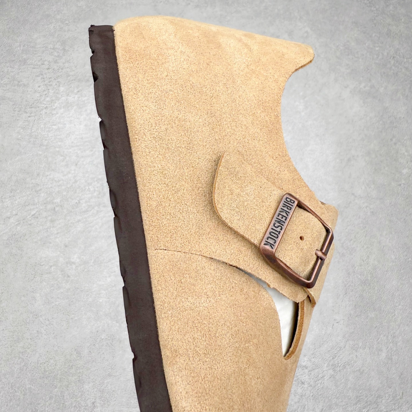 图片[6]-＃GD广顶 Birkenstock Boston VL 勃肯绒面金属针扣软木底包头凉鞋 牛皮绒面革质地柔软 搭配可调节鞋扣提升穿着舒适度 人体工学设计分散脚部压力 保护脚踝 软木乳胶鞋床具有一定的收缩性 长时间穿着后能贴合脚型 EVA鞋底回弹性和抗张性力高 具有良好的防震、缓冲性 四季皆宜 柔软的鞋床采用额外的泡沫缓冲层 提供额外的舒适感和全天支撑 全网独家首发 源于德国的严谨工艺 牛巴戎面 中层松木 EVA 三层组合大底 优质牛皮面料五金扣 出口订单 尺码：35-45-选品中心