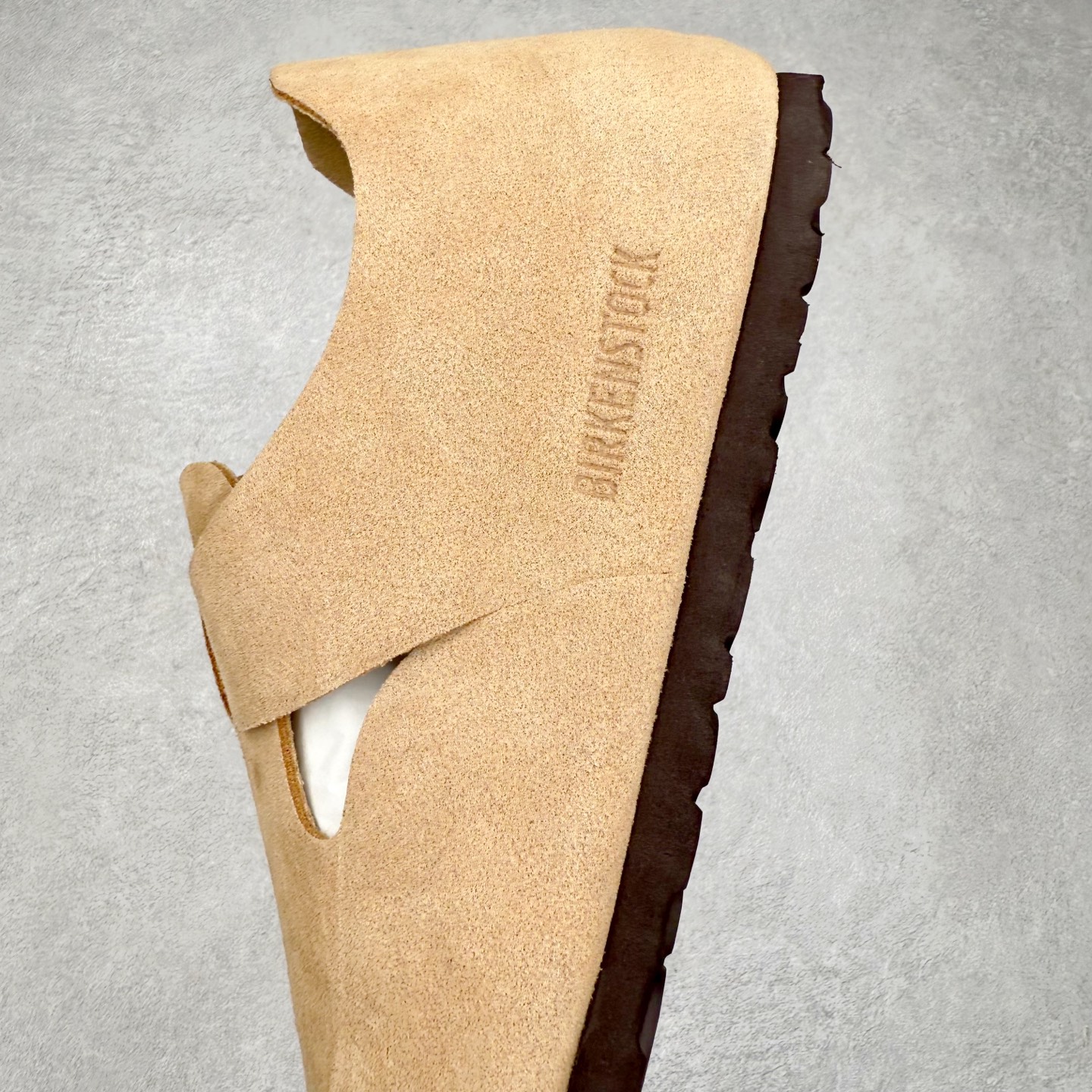 图片[7]-＃GD广顶 Birkenstock Boston VL 勃肯绒面金属针扣软木底包头凉鞋 牛皮绒面革质地柔软 搭配可调节鞋扣提升穿着舒适度 人体工学设计分散脚部压力 保护脚踝 软木乳胶鞋床具有一定的收缩性 长时间穿着后能贴合脚型 EVA鞋底回弹性和抗张性力高 具有良好的防震、缓冲性 四季皆宜 柔软的鞋床采用额外的泡沫缓冲层 提供额外的舒适感和全天支撑 全网独家首发 源于德国的严谨工艺 牛巴戎面 中层松木 EVA 三层组合大底 优质牛皮面料五金扣 出口订单 尺码：35-45-选品中心