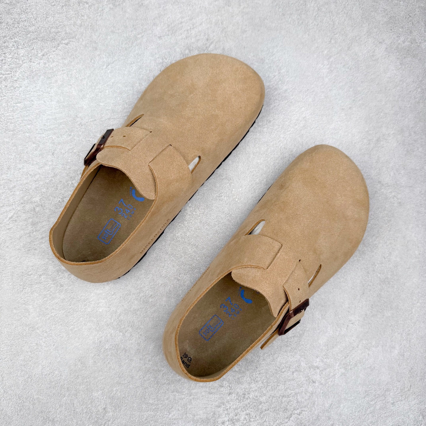 图片[3]-＃GD广顶 Birkenstock Boston VL 勃肯绒面金属针扣软木底包头凉鞋 牛皮绒面革质地柔软 搭配可调节鞋扣提升穿着舒适度 人体工学设计分散脚部压力 保护脚踝 软木乳胶鞋床具有一定的收缩性 长时间穿着后能贴合脚型 EVA鞋底回弹性和抗张性力高 具有良好的防震、缓冲性 四季皆宜 柔软的鞋床采用额外的泡沫缓冲层 提供额外的舒适感和全天支撑 全网独家首发 源于德国的严谨工艺 牛巴戎面 中层松木 EVA 三层组合大底 优质牛皮面料五金扣 出口订单 尺码：35-45-选品中心