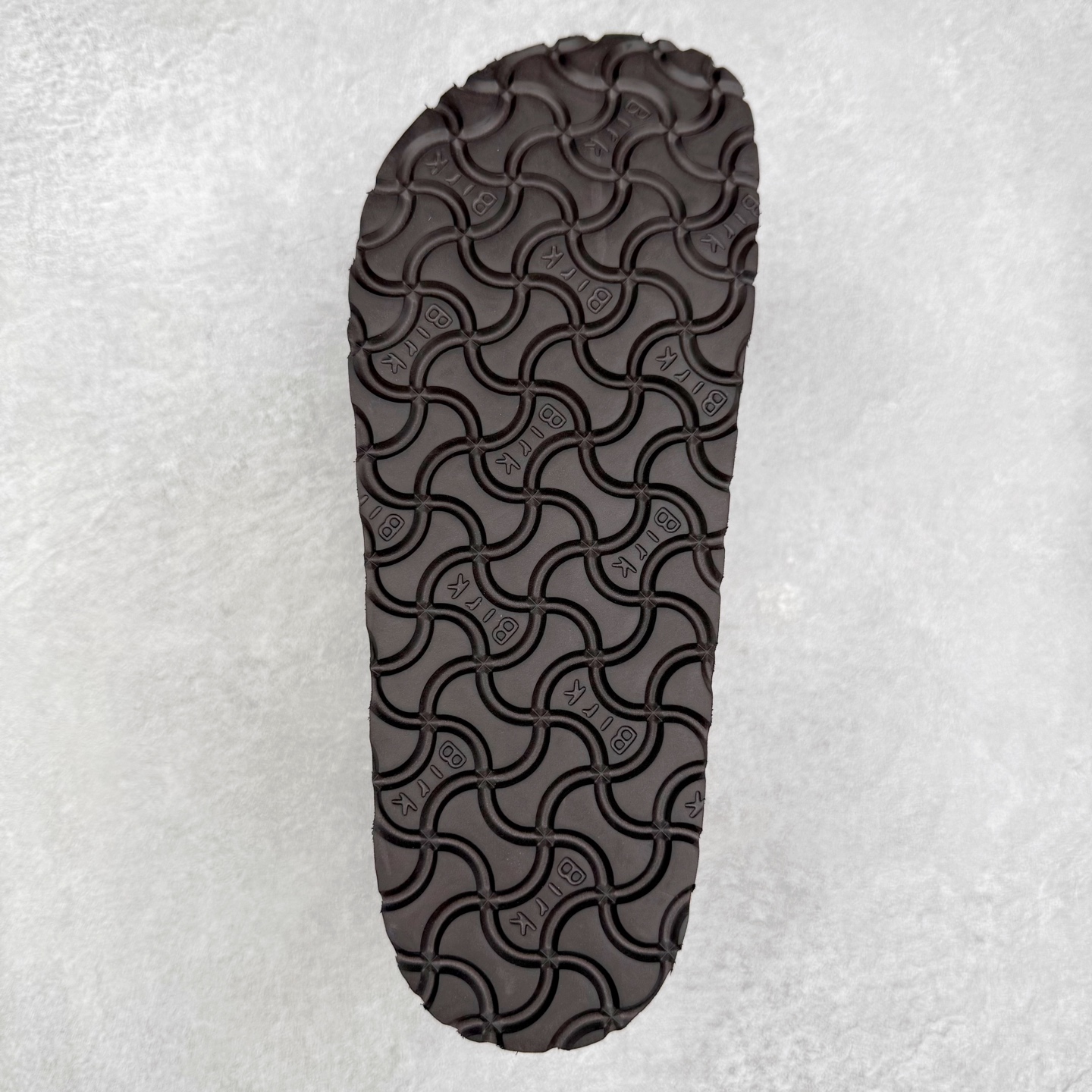 图片[9]-＃GD广顶 Birkenstock Boston VL 勃肯绒面金属针扣软木底包头凉鞋 牛皮绒面革质地柔软 搭配可调节鞋扣提升穿着舒适度 人体工学设计分散脚部压力 保护脚踝 软木乳胶鞋床具有一定的收缩性 长时间穿着后能贴合脚型 EVA鞋底回弹性和抗张性力高 具有良好的防震、缓冲性 四季皆宜 柔软的鞋床采用额外的泡沫缓冲层 提供额外的舒适感和全天支撑 全网独家首发 源于德国的严谨工艺 牛巴戎面 中层松木 EVA 三层组合大底 优质牛皮面料五金扣 出口订单 尺码：35-45-选品中心