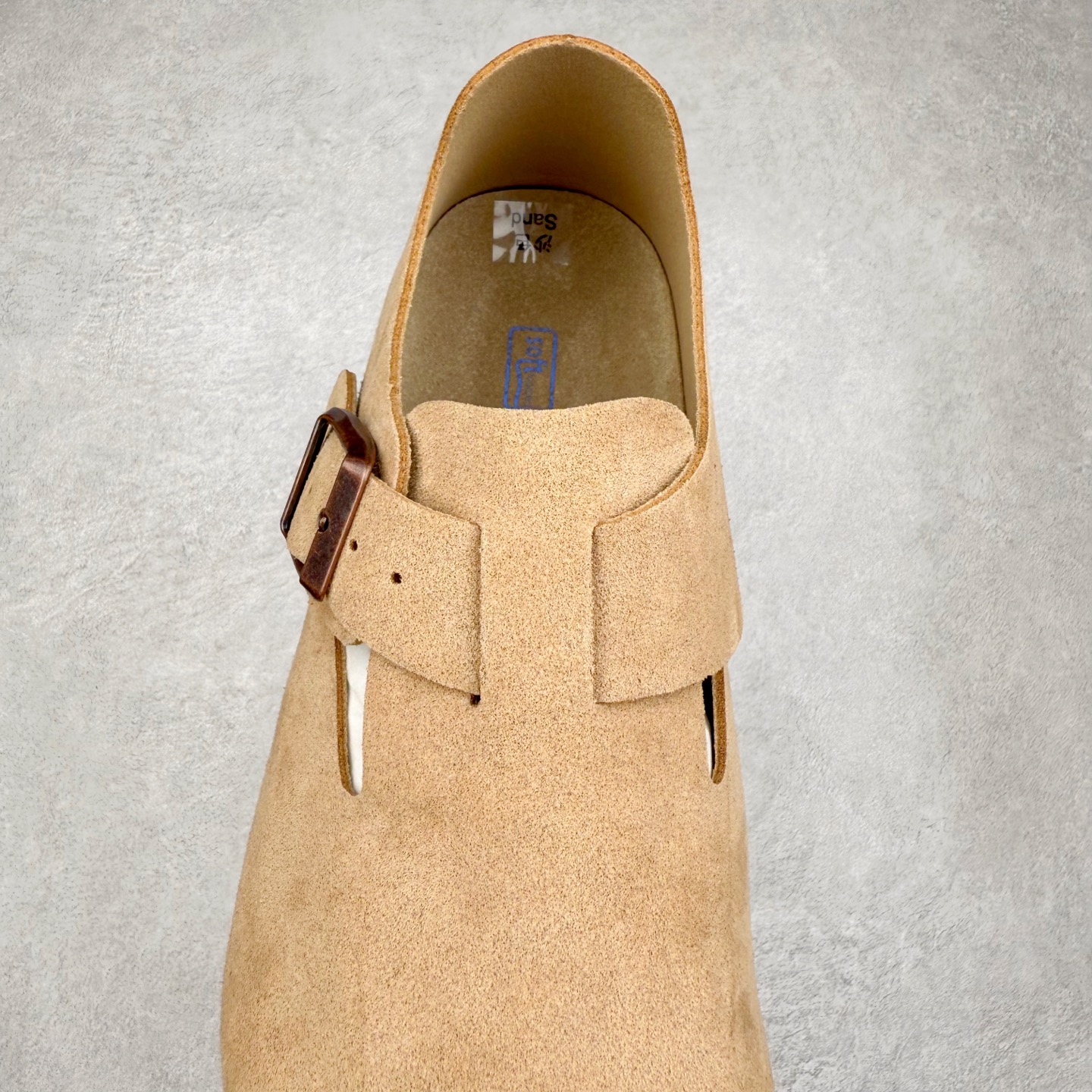 图片[5]-＃GD广顶 Birkenstock Boston VL 勃肯绒面金属针扣软木底包头凉鞋 牛皮绒面革质地柔软 搭配可调节鞋扣提升穿着舒适度 人体工学设计分散脚部压力 保护脚踝 软木乳胶鞋床具有一定的收缩性 长时间穿着后能贴合脚型 EVA鞋底回弹性和抗张性力高 具有良好的防震、缓冲性 四季皆宜 柔软的鞋床采用额外的泡沫缓冲层 提供额外的舒适感和全天支撑 全网独家首发 源于德国的严谨工艺 牛巴戎面 中层松木 EVA 三层组合大底 优质牛皮面料五金扣 出口订单 尺码：35-45-选品中心