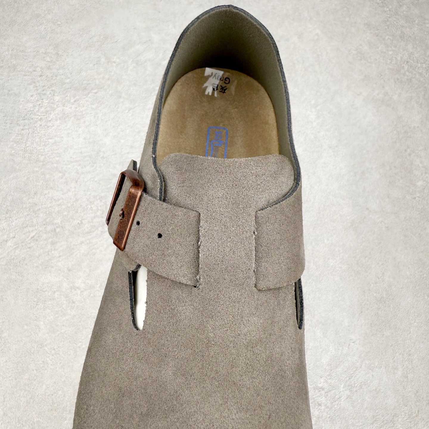 图片[5]-＃GD广顶 Birkenstock Boston VL 勃肯绒面金属针扣软木底包头凉鞋 牛皮绒面革质地柔软 搭配可调节鞋扣提升穿着舒适度 人体工学设计分散脚部压力 保护脚踝 软木乳胶鞋床具有一定的收缩性 长时间穿着后能贴合脚型 EVA鞋底回弹性和抗张性力高 具有良好的防震、缓冲性 四季皆宜 柔软的鞋床采用额外的泡沫缓冲层 提供额外的舒适感和全天支撑 全网独家首发 源于德国的严谨工艺 牛巴戎面 中层松木 EVA 三层组合大底 优质牛皮面料五金扣 出口订单 尺码：35-45-选品中心