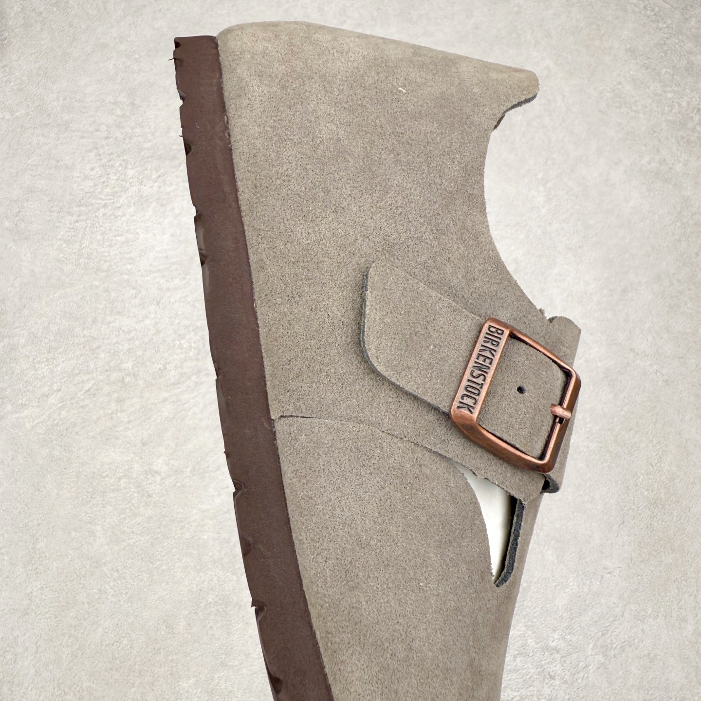 图片[6]-＃GD广顶 Birkenstock Boston VL 勃肯绒面金属针扣软木底包头凉鞋 牛皮绒面革质地柔软 搭配可调节鞋扣提升穿着舒适度 人体工学设计分散脚部压力 保护脚踝 软木乳胶鞋床具有一定的收缩性 长时间穿着后能贴合脚型 EVA鞋底回弹性和抗张性力高 具有良好的防震、缓冲性 四季皆宜 柔软的鞋床采用额外的泡沫缓冲层 提供额外的舒适感和全天支撑 全网独家首发 源于德国的严谨工艺 牛巴戎面 中层松木 EVA 三层组合大底 优质牛皮面料五金扣 出口订单 尺码：35-45-选品中心