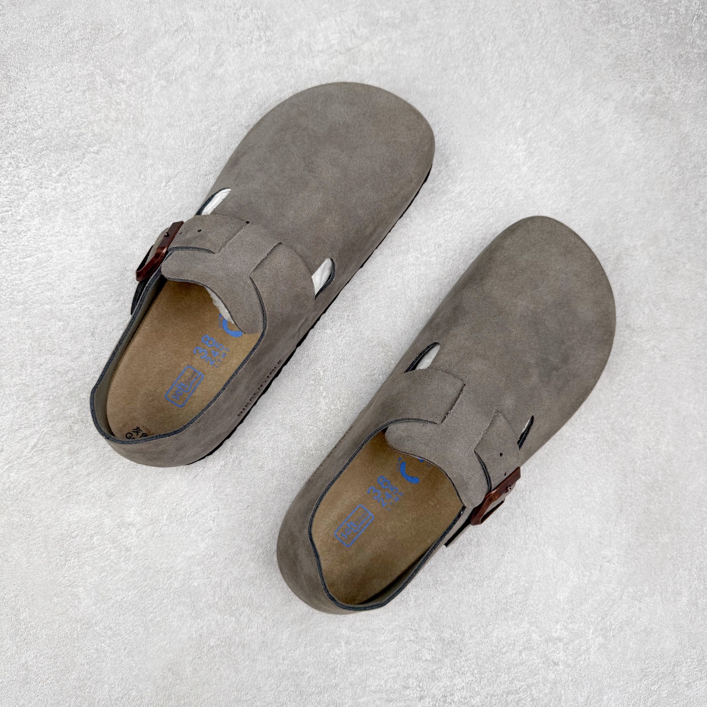 图片[3]-＃GD广顶 Birkenstock Boston VL 勃肯绒面金属针扣软木底包头凉鞋 牛皮绒面革质地柔软 搭配可调节鞋扣提升穿着舒适度 人体工学设计分散脚部压力 保护脚踝 软木乳胶鞋床具有一定的收缩性 长时间穿着后能贴合脚型 EVA鞋底回弹性和抗张性力高 具有良好的防震、缓冲性 四季皆宜 柔软的鞋床采用额外的泡沫缓冲层 提供额外的舒适感和全天支撑 全网独家首发 源于德国的严谨工艺 牛巴戎面 中层松木 EVA 三层组合大底 优质牛皮面料五金扣 出口订单 尺码：35-45-选品中心
