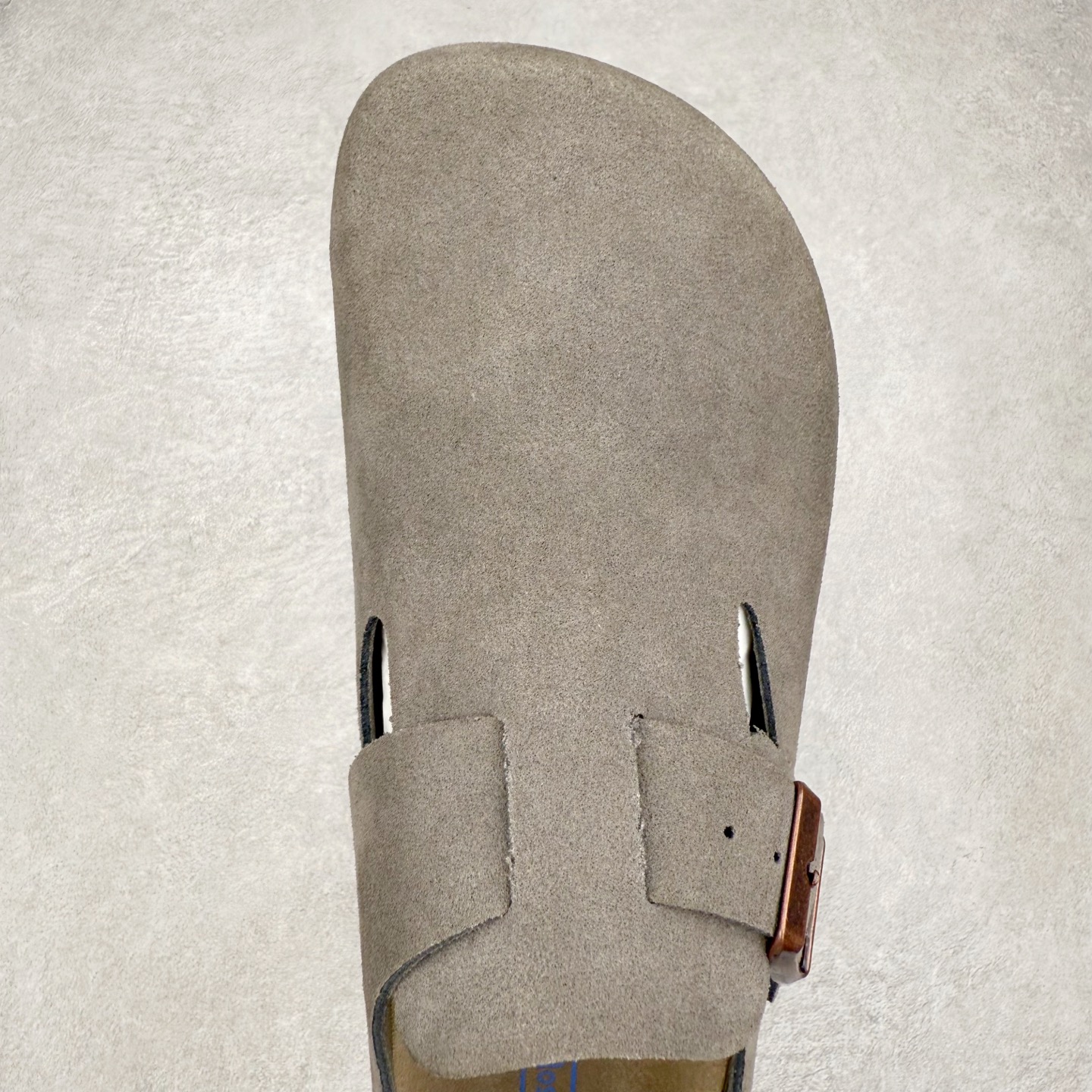 图片[4]-＃GD广顶 Birkenstock Boston VL 勃肯绒面金属针扣软木底包头凉鞋 牛皮绒面革质地柔软 搭配可调节鞋扣提升穿着舒适度 人体工学设计分散脚部压力 保护脚踝 软木乳胶鞋床具有一定的收缩性 长时间穿着后能贴合脚型 EVA鞋底回弹性和抗张性力高 具有良好的防震、缓冲性 四季皆宜 柔软的鞋床采用额外的泡沫缓冲层 提供额外的舒适感和全天支撑 全网独家首发 源于德国的严谨工艺 牛巴戎面 中层松木 EVA 三层组合大底 优质牛皮面料五金扣 出口订单 尺码：35-45-选品中心