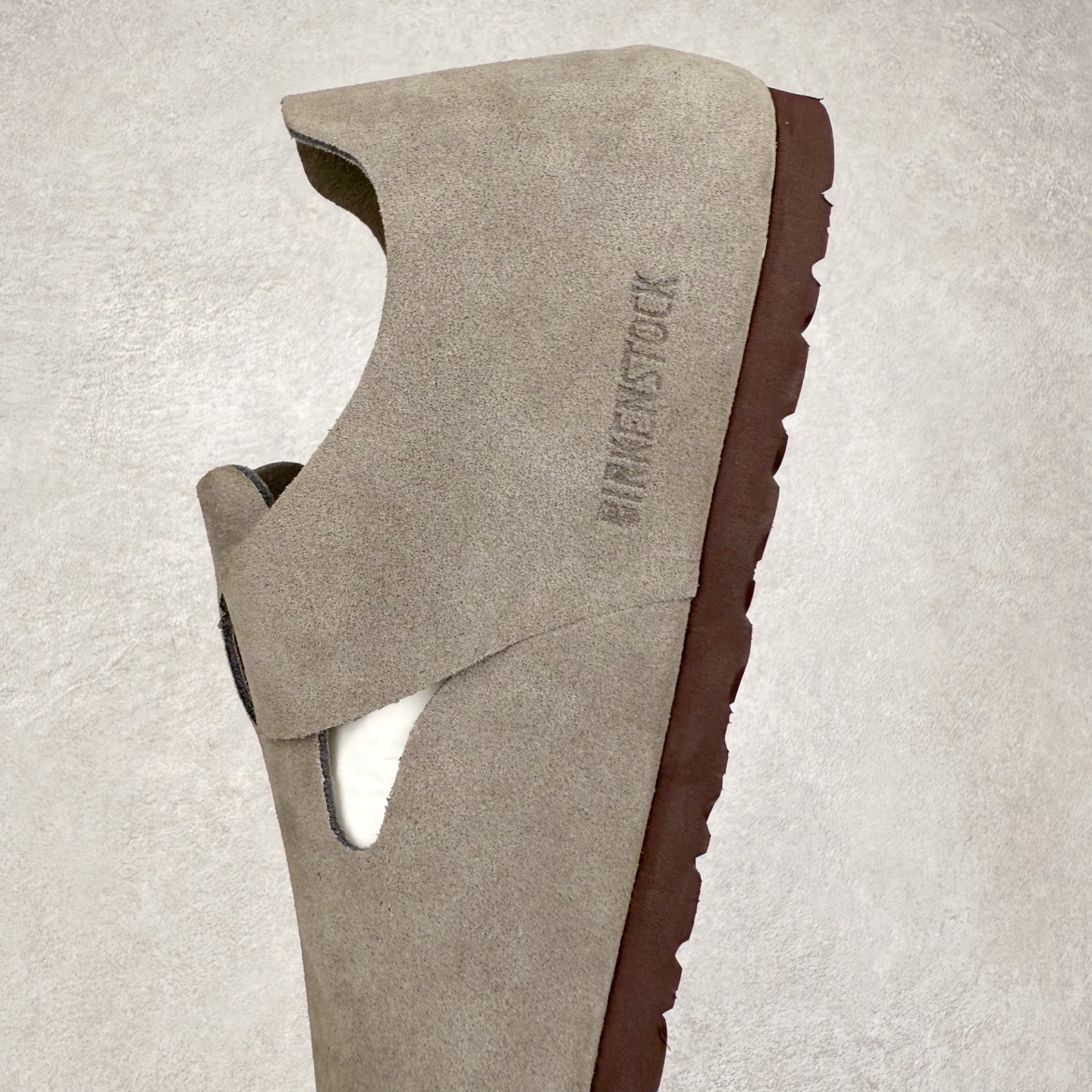 图片[7]-＃GD广顶 Birkenstock Boston VL 勃肯绒面金属针扣软木底包头凉鞋 牛皮绒面革质地柔软 搭配可调节鞋扣提升穿着舒适度 人体工学设计分散脚部压力 保护脚踝 软木乳胶鞋床具有一定的收缩性 长时间穿着后能贴合脚型 EVA鞋底回弹性和抗张性力高 具有良好的防震、缓冲性 四季皆宜 柔软的鞋床采用额外的泡沫缓冲层 提供额外的舒适感和全天支撑 全网独家首发 源于德国的严谨工艺 牛巴戎面 中层松木 EVA 三层组合大底 优质牛皮面料五金扣 出口订单 尺码：35-45-选品中心