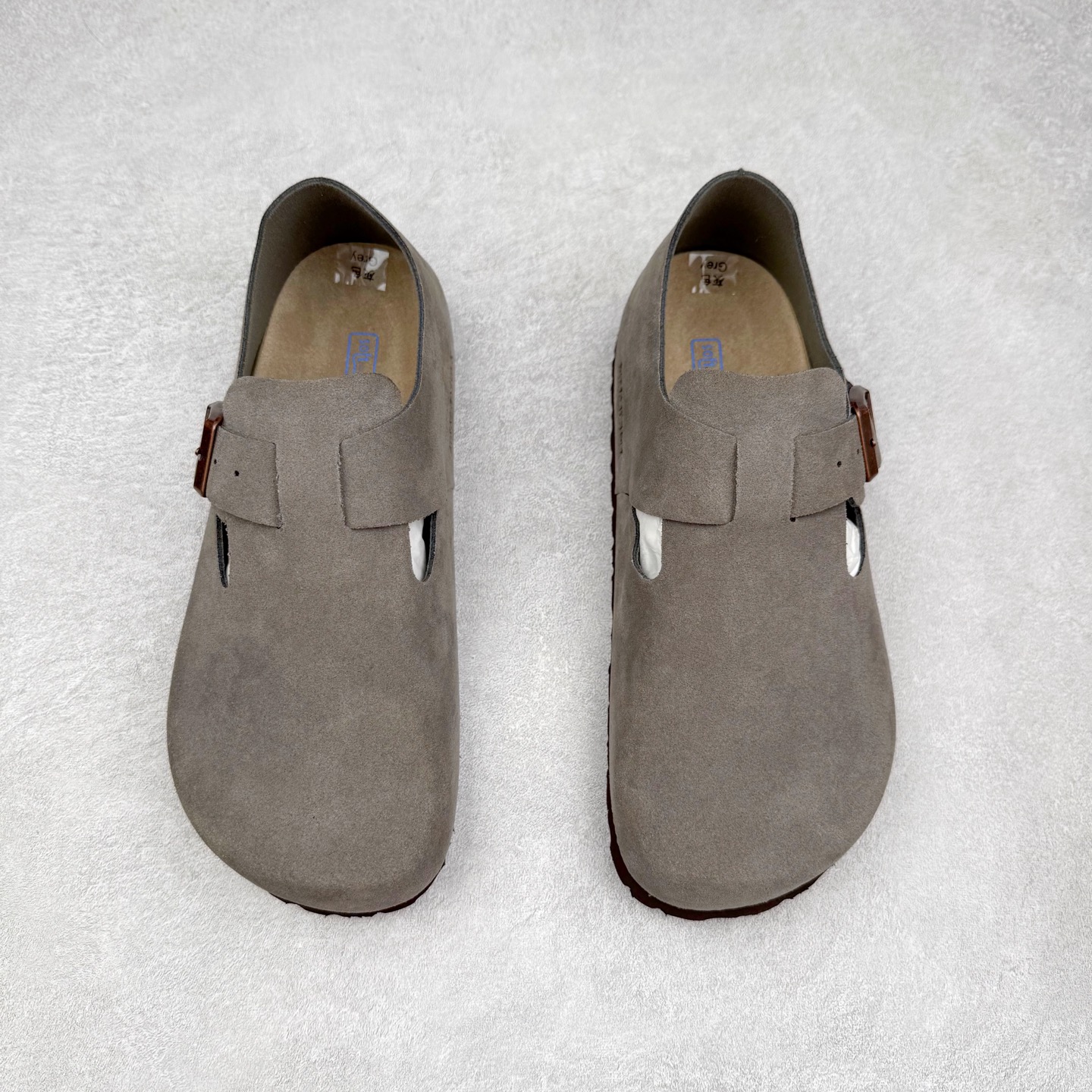 图片[2]-＃GD广顶 Birkenstock Boston VL 勃肯绒面金属针扣软木底包头凉鞋 牛皮绒面革质地柔软 搭配可调节鞋扣提升穿着舒适度 人体工学设计分散脚部压力 保护脚踝 软木乳胶鞋床具有一定的收缩性 长时间穿着后能贴合脚型 EVA鞋底回弹性和抗张性力高 具有良好的防震、缓冲性 四季皆宜 柔软的鞋床采用额外的泡沫缓冲层 提供额外的舒适感和全天支撑 全网独家首发 源于德国的严谨工艺 牛巴戎面 中层松木 EVA 三层组合大底 优质牛皮面料五金扣 出口订单 尺码：35-45-选品中心