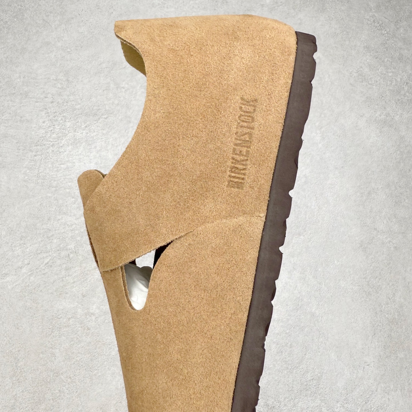 图片[7]-＃GD广顶 Birkenstock Boston VL 勃肯绒面金属针扣软木底包头凉鞋 牛皮绒面革质地柔软 搭配可调节鞋扣提升穿着舒适度 人体工学设计分散脚部压力 保护脚踝 软木乳胶鞋床具有一定的收缩性 长时间穿着后能贴合脚型 EVA鞋底回弹性和抗张性力高 具有良好的防震、缓冲性 四季皆宜 柔软的鞋床采用额外的泡沫缓冲层 提供额外的舒适感和全天支撑 全网独家首发 源于德国的严谨工艺 牛巴戎面 中层松木 EVA 三层组合大底 优质牛皮面料五金扣 出口订单 尺码：35-45-选品中心