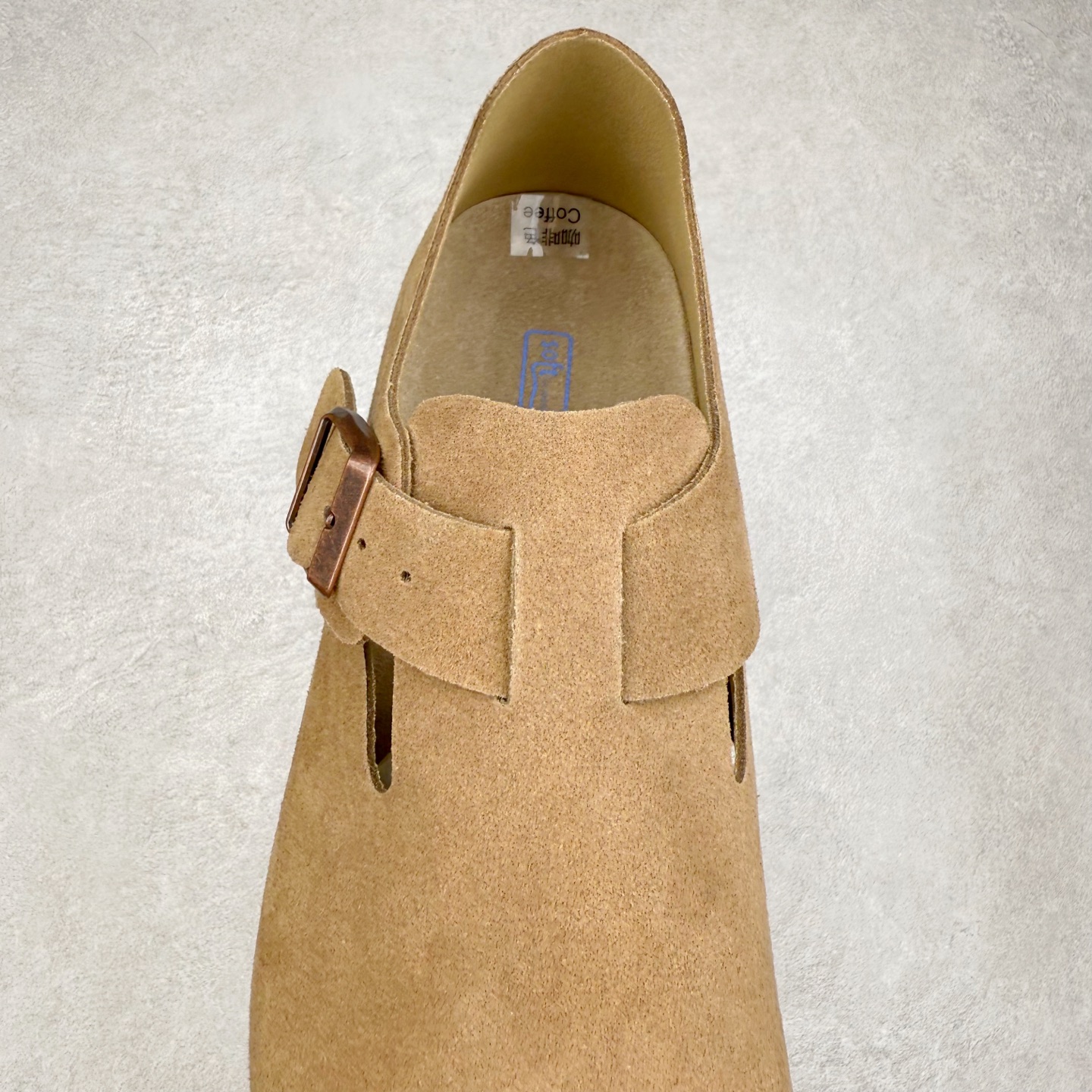 图片[5]-＃GD广顶 Birkenstock Boston VL 勃肯绒面金属针扣软木底包头凉鞋 牛皮绒面革质地柔软 搭配可调节鞋扣提升穿着舒适度 人体工学设计分散脚部压力 保护脚踝 软木乳胶鞋床具有一定的收缩性 长时间穿着后能贴合脚型 EVA鞋底回弹性和抗张性力高 具有良好的防震、缓冲性 四季皆宜 柔软的鞋床采用额外的泡沫缓冲层 提供额外的舒适感和全天支撑 全网独家首发 源于德国的严谨工艺 牛巴戎面 中层松木 EVA 三层组合大底 优质牛皮面料五金扣 出口订单 尺码：35-45-选品中心