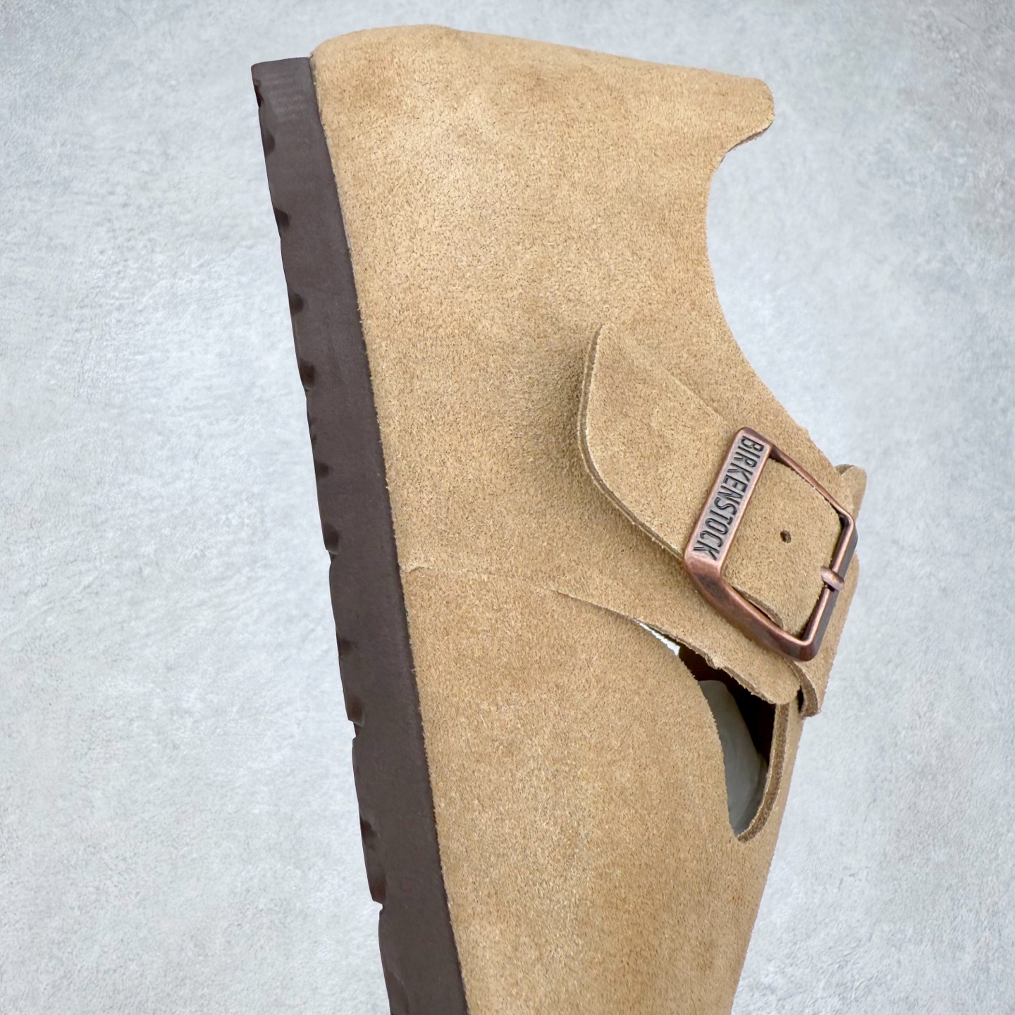 图片[6]-＃GD广顶 Birkenstock Boston VL 勃肯绒面金属针扣软木底包头凉鞋 牛皮绒面革质地柔软 搭配可调节鞋扣提升穿着舒适度 人体工学设计分散脚部压力 保护脚踝 软木乳胶鞋床具有一定的收缩性 长时间穿着后能贴合脚型 EVA鞋底回弹性和抗张性力高 具有良好的防震、缓冲性 四季皆宜 柔软的鞋床采用额外的泡沫缓冲层 提供额外的舒适感和全天支撑 全网独家首发 源于德国的严谨工艺 牛巴戎面 中层松木 EVA 三层组合大底 优质牛皮面料五金扣 出口订单 尺码：35-45-选品中心