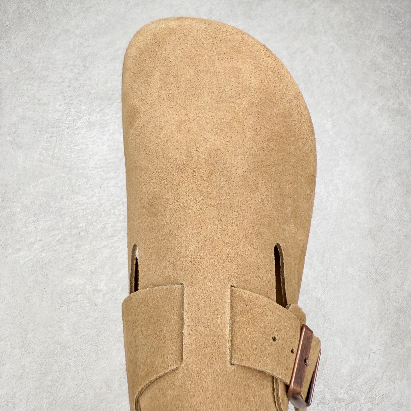 图片[4]-＃GD广顶 Birkenstock Boston VL 勃肯绒面金属针扣软木底包头凉鞋 牛皮绒面革质地柔软 搭配可调节鞋扣提升穿着舒适度 人体工学设计分散脚部压力 保护脚踝 软木乳胶鞋床具有一定的收缩性 长时间穿着后能贴合脚型 EVA鞋底回弹性和抗张性力高 具有良好的防震、缓冲性 四季皆宜 柔软的鞋床采用额外的泡沫缓冲层 提供额外的舒适感和全天支撑 全网独家首发 源于德国的严谨工艺 牛巴戎面 中层松木 EVA 三层组合大底 优质牛皮面料五金扣 出口订单 尺码：35-45-选品中心