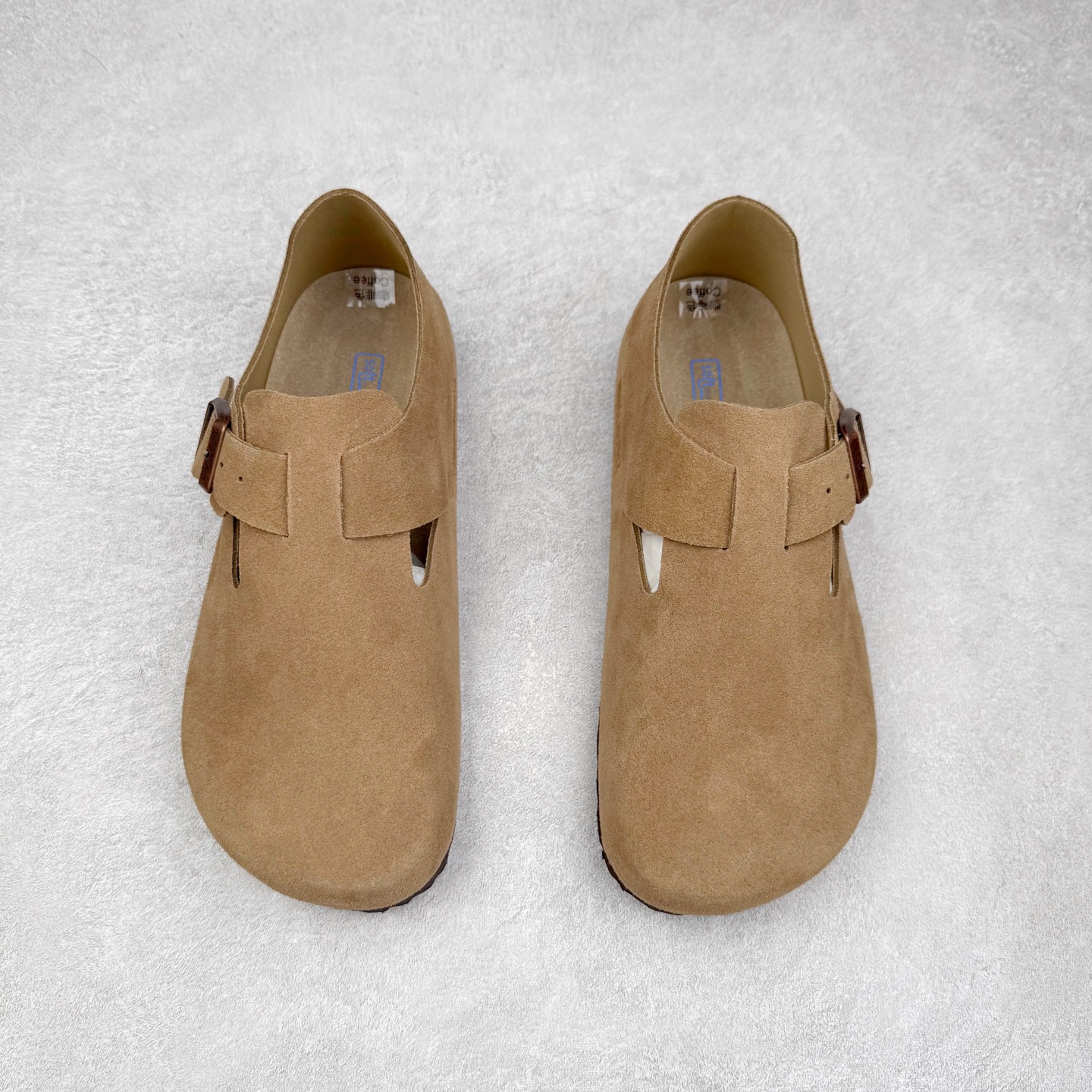 图片[2]-＃GD广顶 Birkenstock Boston VL 勃肯绒面金属针扣软木底包头凉鞋 牛皮绒面革质地柔软 搭配可调节鞋扣提升穿着舒适度 人体工学设计分散脚部压力 保护脚踝 软木乳胶鞋床具有一定的收缩性 长时间穿着后能贴合脚型 EVA鞋底回弹性和抗张性力高 具有良好的防震、缓冲性 四季皆宜 柔软的鞋床采用额外的泡沫缓冲层 提供额外的舒适感和全天支撑 全网独家首发 源于德国的严谨工艺 牛巴戎面 中层松木 EVA 三层组合大底 优质牛皮面料五金扣 出口订单 尺码：35-45-选品中心