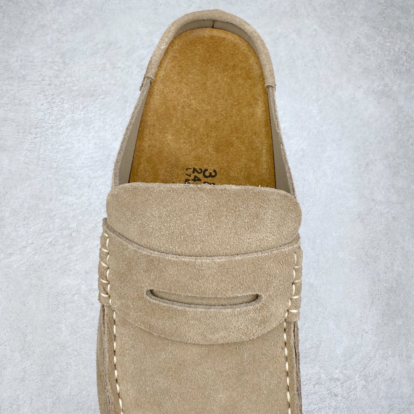 图片[5]-＃GD广顶 Birkenstock Naples 勃肯绒面舒适圆头百搭增高厚底包头拖鞋男女同款 牛皮绒面革质地柔软 搭配可调节鞋扣提升穿着舒适度 人体工学设计分散脚部压力 保护脚踝 软木乳胶鞋床具有一定的收缩性 长时间穿着后能贴合脚型 EVA鞋底回弹性和抗张性力高 具有良好的防震、缓冲性 四季皆宜 柔软的鞋床采用额外的泡沫缓冲层 提供额外的舒适感和全天支撑 全网独家首发 源于德国的严谨工艺 牛巴戎面 中层松木 EVA 三层组合大底 优质牛皮面料五金扣 出口订单 尺码：35-45-选品中心