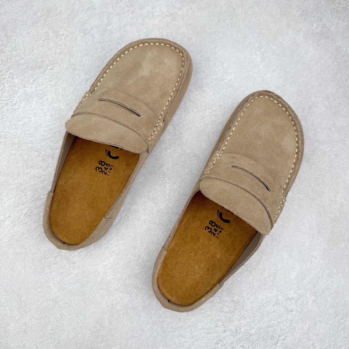图片[3]-＃GD广顶 Birkenstock Naples 勃肯绒面舒适圆头百搭增高厚底包头拖鞋男女同款 牛皮绒面革质地柔软 搭配可调节鞋扣提升穿着舒适度 人体工学设计分散脚部压力 保护脚踝 软木乳胶鞋床具有一定的收缩性 长时间穿着后能贴合脚型 EVA鞋底回弹性和抗张性力高 具有良好的防震、缓冲性 四季皆宜 柔软的鞋床采用额外的泡沫缓冲层 提供额外的舒适感和全天支撑 全网独家首发 源于德国的严谨工艺 牛巴戎面 中层松木 EVA 三层组合大底 优质牛皮面料五金扣 出口订单 尺码：35-45-选品中心