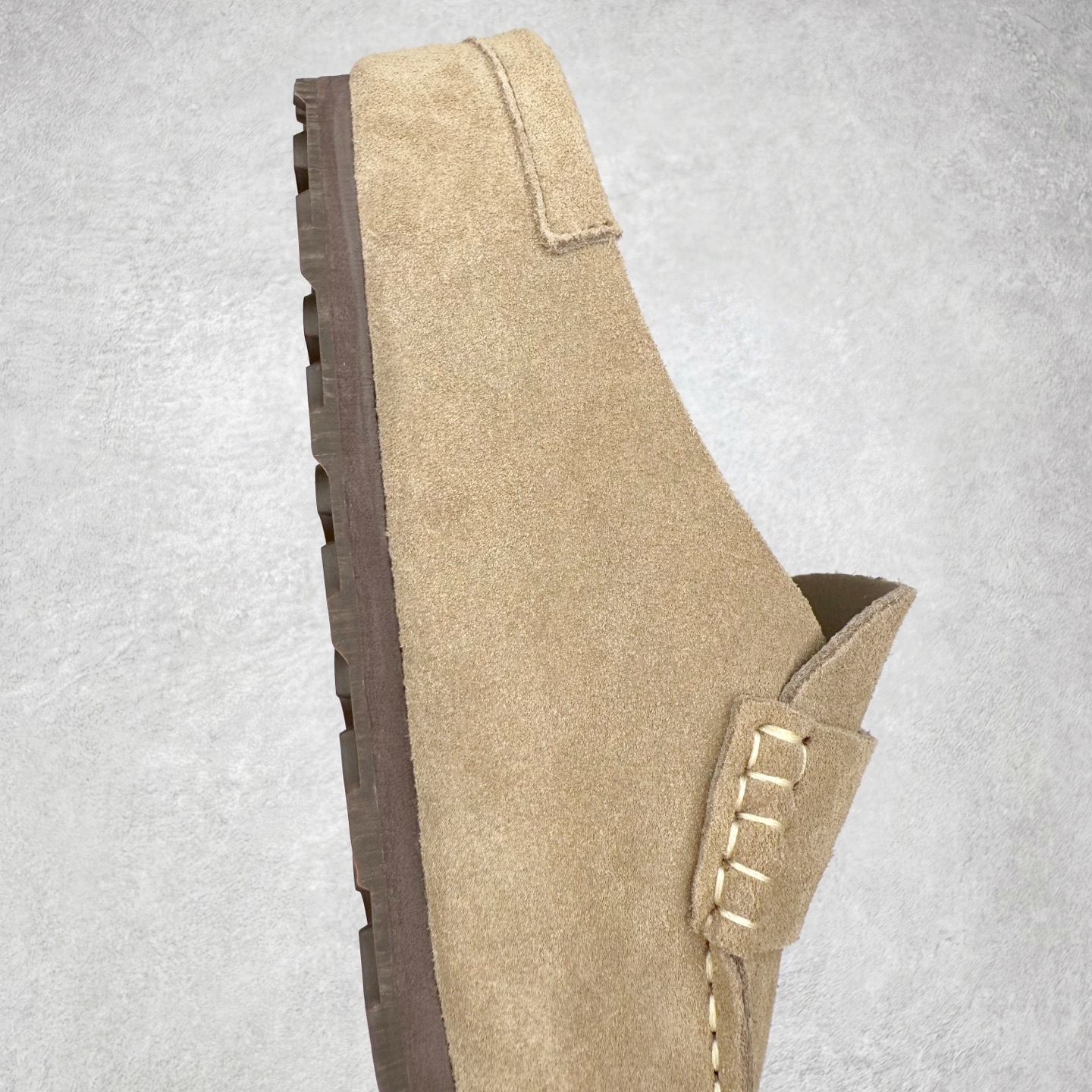 图片[6]-＃GD广顶 Birkenstock Naples 勃肯绒面舒适圆头百搭增高厚底包头拖鞋男女同款 牛皮绒面革质地柔软 搭配可调节鞋扣提升穿着舒适度 人体工学设计分散脚部压力 保护脚踝 软木乳胶鞋床具有一定的收缩性 长时间穿着后能贴合脚型 EVA鞋底回弹性和抗张性力高 具有良好的防震、缓冲性 四季皆宜 柔软的鞋床采用额外的泡沫缓冲层 提供额外的舒适感和全天支撑 全网独家首发 源于德国的严谨工艺 牛巴戎面 中层松木 EVA 三层组合大底 优质牛皮面料五金扣 出口订单 尺码：35-45-选品中心