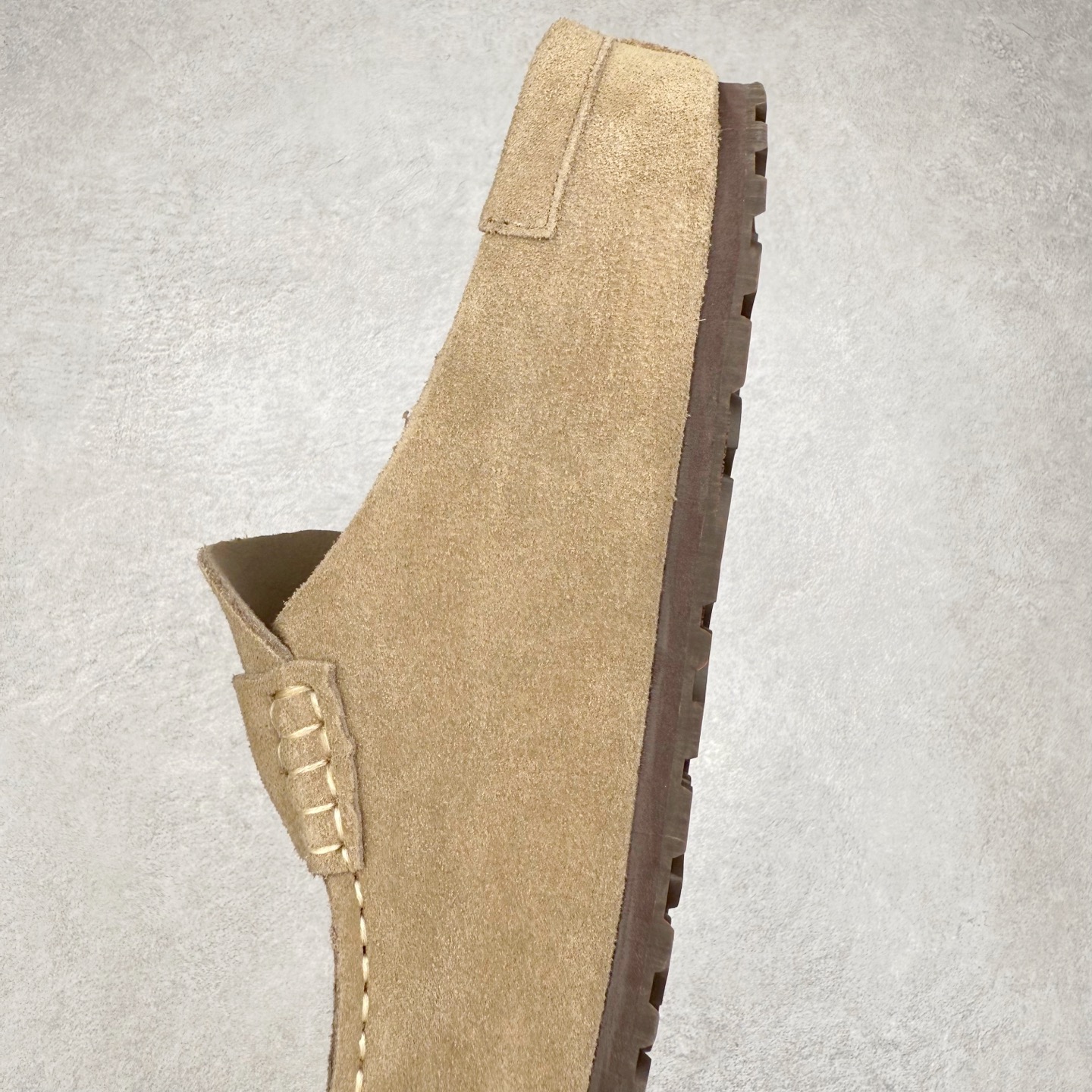 图片[7]-＃GD广顶 Birkenstock Naples 勃肯绒面舒适圆头百搭增高厚底包头拖鞋男女同款 牛皮绒面革质地柔软 搭配可调节鞋扣提升穿着舒适度 人体工学设计分散脚部压力 保护脚踝 软木乳胶鞋床具有一定的收缩性 长时间穿着后能贴合脚型 EVA鞋底回弹性和抗张性力高 具有良好的防震、缓冲性 四季皆宜 柔软的鞋床采用额外的泡沫缓冲层 提供额外的舒适感和全天支撑 全网独家首发 源于德国的严谨工艺 牛巴戎面 中层松木 EVA 三层组合大底 优质牛皮面料五金扣 出口订单 尺码：35-45-选品中心