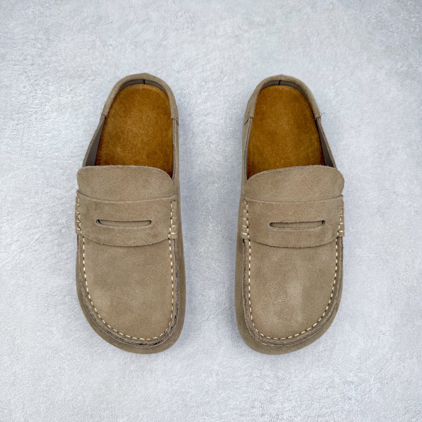 图片[2]-＃GD广顶 Birkenstock Naples 勃肯绒面舒适圆头百搭增高厚底包头拖鞋男女同款 牛皮绒面革质地柔软 搭配可调节鞋扣提升穿着舒适度 人体工学设计分散脚部压力 保护脚踝 软木乳胶鞋床具有一定的收缩性 长时间穿着后能贴合脚型 EVA鞋底回弹性和抗张性力高 具有良好的防震、缓冲性 四季皆宜 柔软的鞋床采用额外的泡沫缓冲层 提供额外的舒适感和全天支撑 全网独家首发 源于德国的严谨工艺 牛巴戎面 中层松木 EVA 三层组合大底 优质牛皮面料五金扣 出口订单 尺码：35-45-选品中心