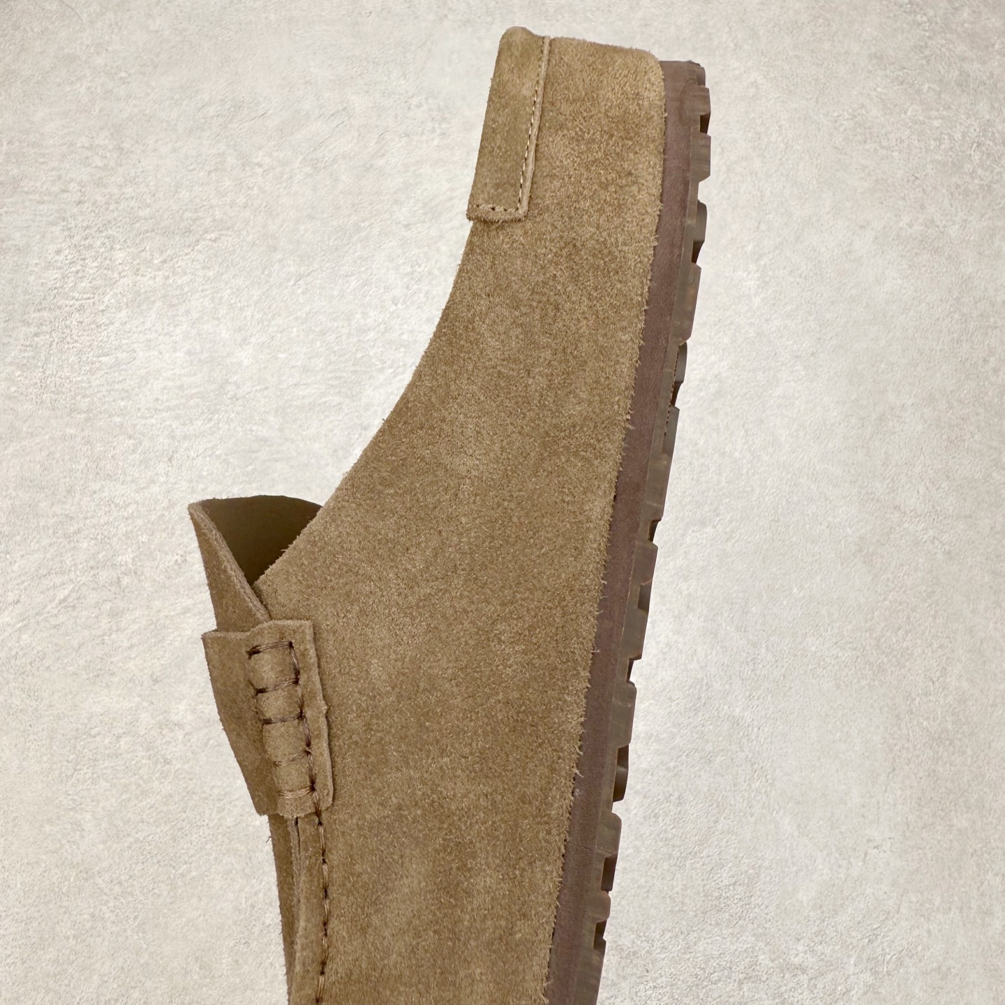 图片[7]-＃GD广顶 Birkenstock Naples 勃肯绒面舒适圆头百搭增高厚底包头拖鞋男女同款 牛皮绒面革质地柔软 搭配可调节鞋扣提升穿着舒适度 人体工学设计分散脚部压力 保护脚踝 软木乳胶鞋床具有一定的收缩性 长时间穿着后能贴合脚型 EVA鞋底回弹性和抗张性力高 具有良好的防震、缓冲性 四季皆宜 柔软的鞋床采用额外的泡沫缓冲层 提供额外的舒适感和全天支撑 全网独家首发 源于德国的严谨工艺 牛巴戎面 中层松木 EVA 三层组合大底 优质牛皮面料五金扣 出口订单 尺码：35-45-选品中心